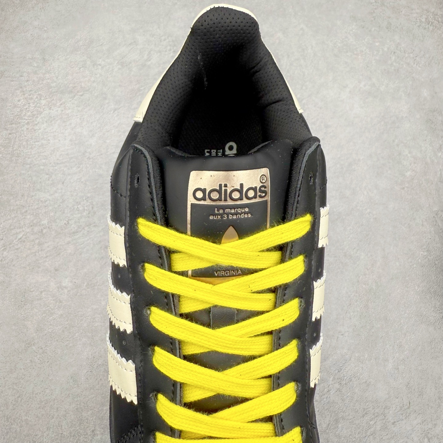 图片[5]-AD Originals Superstar 经典复古贝壳头板鞋 JI4267 诞生于1969年 是第一双将全皮面鞋 身与橡胶鞋头结合在一起的低帮篮球鞋 Superstar最开始 是作为高帮篮球鞋Pro Model的低帮版本而出现的 但因为其独特和醒目的橡胶鞋头造型而让大家熟知 被大家形象地称为\\\”shelltoe\\\”贝壳头 在70年代的美国职业篮球场上 接近3/4的NBA球员都将这双Superstar作为场上用鞋 80年代之后 经过不断的改良和发展 Superstar逐渐成为横跨时装、音乐、街头文化、休闲和运动等各大领域的时尚潮鞋 尺码：36 36.5 37 38 38.5 39 40 40.5 41 42 42.5 43 44 44.5 45-选品中心