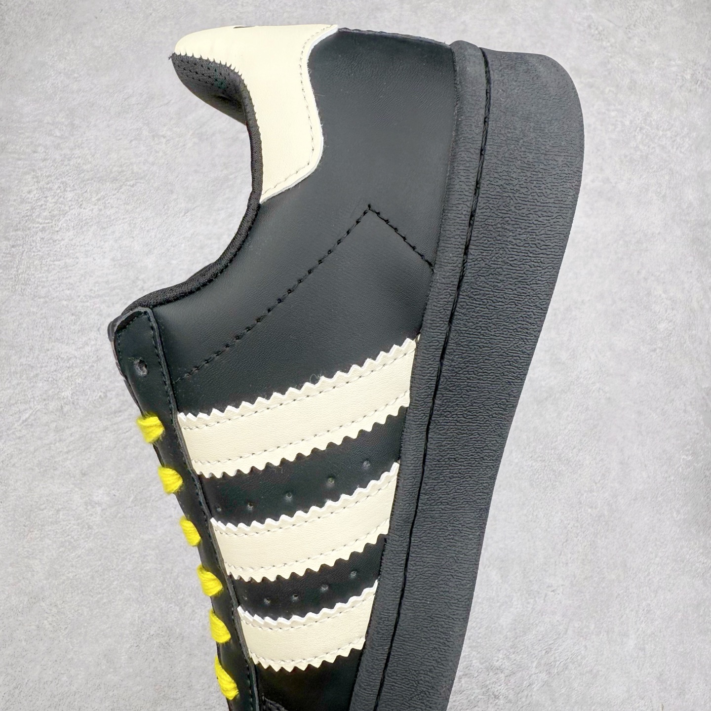 图片[7]-AD Originals Superstar 经典复古贝壳头板鞋 JI4267 诞生于1969年 是第一双将全皮面鞋 身与橡胶鞋头结合在一起的低帮篮球鞋 Superstar最开始 是作为高帮篮球鞋Pro Model的低帮版本而出现的 但因为其独特和醒目的橡胶鞋头造型而让大家熟知 被大家形象地称为\\\”shelltoe\\\”贝壳头 在70年代的美国职业篮球场上 接近3/4的NBA球员都将这双Superstar作为场上用鞋 80年代之后 经过不断的改良和发展 Superstar逐渐成为横跨时装、音乐、街头文化、休闲和运动等各大领域的时尚潮鞋 尺码：36 36.5 37 38 38.5 39 40 40.5 41 42 42.5 43 44 44.5 45-选品中心