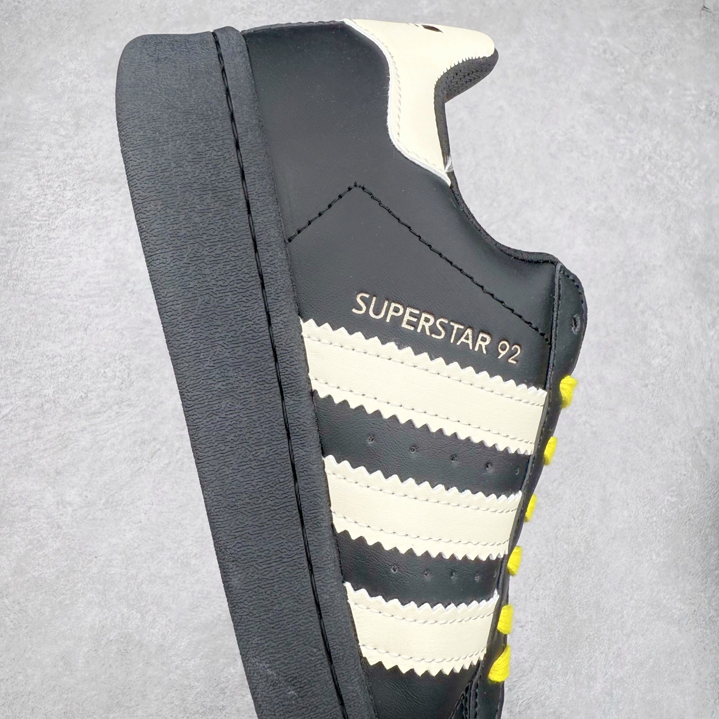 图片[6]-AD Originals Superstar 经典复古贝壳头板鞋 JI4267 诞生于1969年 是第一双将全皮面鞋 身与橡胶鞋头结合在一起的低帮篮球鞋 Superstar最开始 是作为高帮篮球鞋Pro Model的低帮版本而出现的 但因为其独特和醒目的橡胶鞋头造型而让大家熟知 被大家形象地称为\\\”shelltoe\\\”贝壳头 在70年代的美国职业篮球场上 接近3/4的NBA球员都将这双Superstar作为场上用鞋 80年代之后 经过不断的改良和发展 Superstar逐渐成为横跨时装、音乐、街头文化、休闲和运动等各大领域的时尚潮鞋 尺码：36 36.5 37 38 38.5 39 40 40.5 41 42 42.5 43 44 44.5 45-选品中心