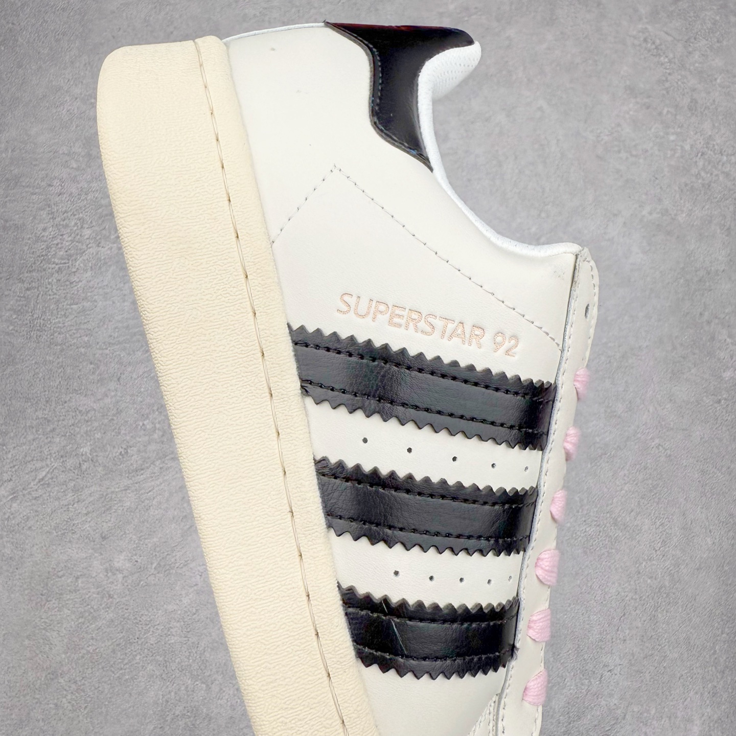 图片[6]-AD Originals Superstar 经典复古贝壳头板鞋 JI4268 诞生于1969年 是第一双将全皮面鞋 身与橡胶鞋头结合在一起的低帮篮球鞋 Superstar最开始 是作为高帮篮球鞋Pro Model的低帮版本而出现的 但因为其独特和醒目的橡胶鞋头造型而让大家熟知 被大家形象地称为\\\”shelltoe\\\”贝壳头 在70年代的美国职业篮球场上 接近3/4的NBA球员都将这双Superstar作为场上用鞋 80年代之后 经过不断的改良和发展 Superstar逐渐成为横跨时装、音乐、街头文化、休闲和运动等各大领域的时尚潮鞋 尺码：36 36.5 37 38 38.5 39 40 40.5 41 42 42.5 43 44 44.5 45-选品中心