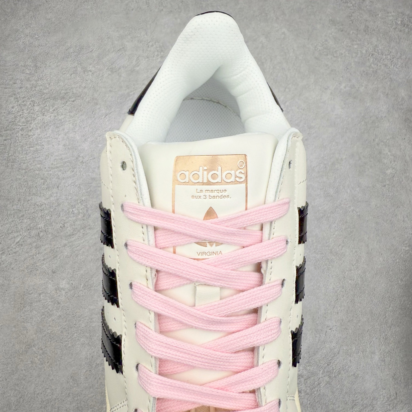 图片[5]-AD Originals Superstar 经典复古贝壳头板鞋 JI4268 诞生于1969年 是第一双将全皮面鞋 身与橡胶鞋头结合在一起的低帮篮球鞋 Superstar最开始 是作为高帮篮球鞋Pro Model的低帮版本而出现的 但因为其独特和醒目的橡胶鞋头造型而让大家熟知 被大家形象地称为\\\”shelltoe\\\”贝壳头 在70年代的美国职业篮球场上 接近3/4的NBA球员都将这双Superstar作为场上用鞋 80年代之后 经过不断的改良和发展 Superstar逐渐成为横跨时装、音乐、街头文化、休闲和运动等各大领域的时尚潮鞋 尺码：36 36.5 37 38 38.5 39 40 40.5 41 42 42.5 43 44 44.5 45-选品中心