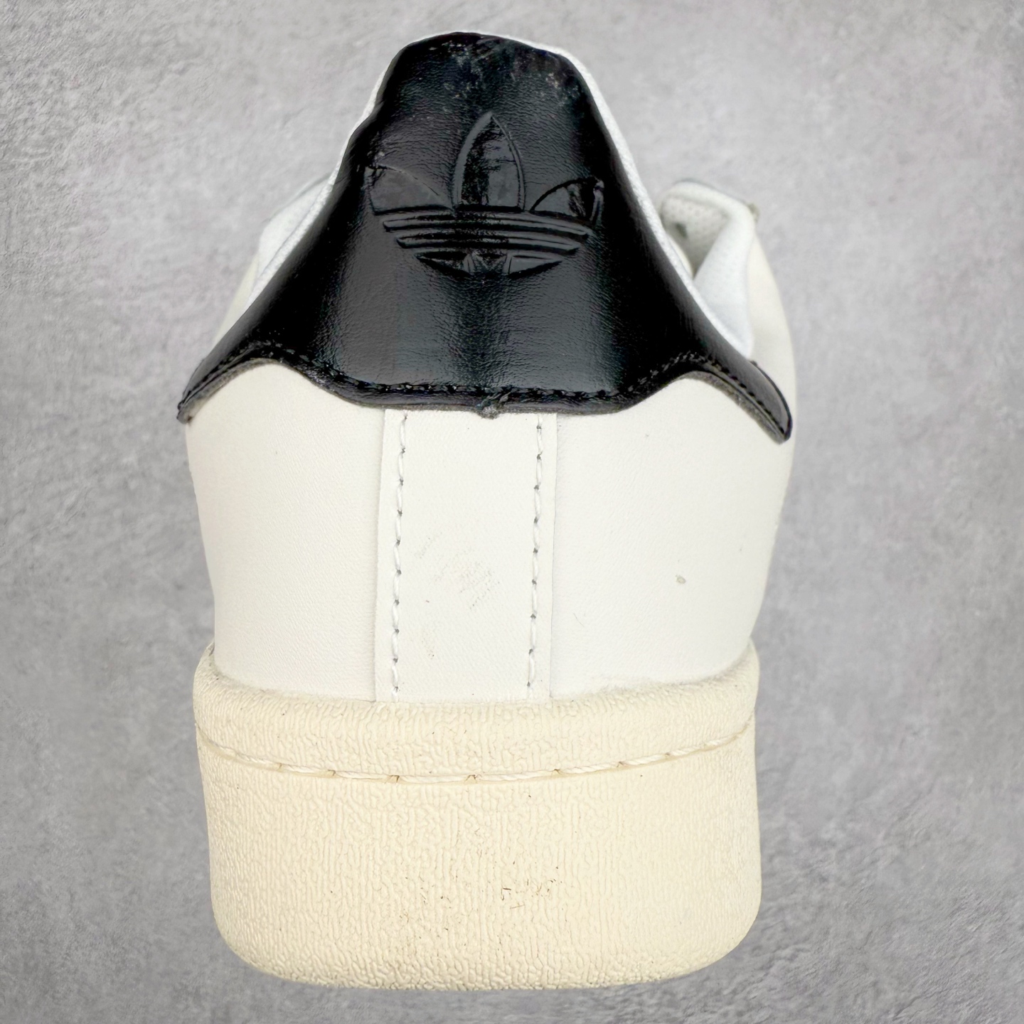 图片[8]-AD Originals Superstar 经典复古贝壳头板鞋 JI4268 诞生于1969年 是第一双将全皮面鞋 身与橡胶鞋头结合在一起的低帮篮球鞋 Superstar最开始 是作为高帮篮球鞋Pro Model的低帮版本而出现的 但因为其独特和醒目的橡胶鞋头造型而让大家熟知 被大家形象地称为\\\”shelltoe\\\”贝壳头 在70年代的美国职业篮球场上 接近3/4的NBA球员都将这双Superstar作为场上用鞋 80年代之后 经过不断的改良和发展 Superstar逐渐成为横跨时装、音乐、街头文化、休闲和运动等各大领域的时尚潮鞋 尺码：36 36.5 37 38 38.5 39 40 40.5 41 42 42.5 43 44 44.5 45-选品中心