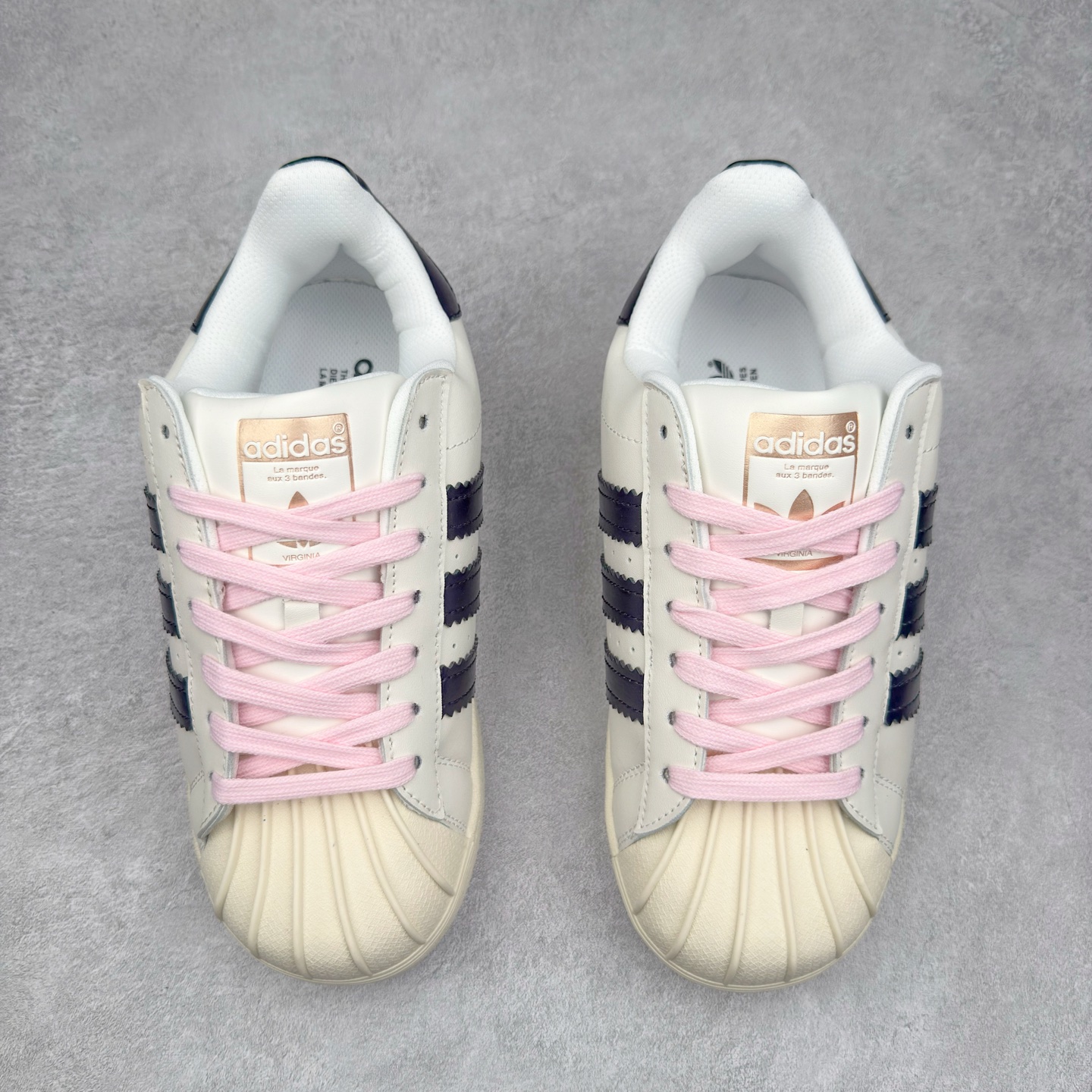 图片[2]-AD Originals Superstar 经典复古贝壳头板鞋 JI4268 诞生于1969年 是第一双将全皮面鞋 身与橡胶鞋头结合在一起的低帮篮球鞋 Superstar最开始 是作为高帮篮球鞋Pro Model的低帮版本而出现的 但因为其独特和醒目的橡胶鞋头造型而让大家熟知 被大家形象地称为\\\”shelltoe\\\”贝壳头 在70年代的美国职业篮球场上 接近3/4的NBA球员都将这双Superstar作为场上用鞋 80年代之后 经过不断的改良和发展 Superstar逐渐成为横跨时装、音乐、街头文化、休闲和运动等各大领域的时尚潮鞋 尺码：36 36.5 37 38 38.5 39 40 40.5 41 42 42.5 43 44 44.5 45-选品中心