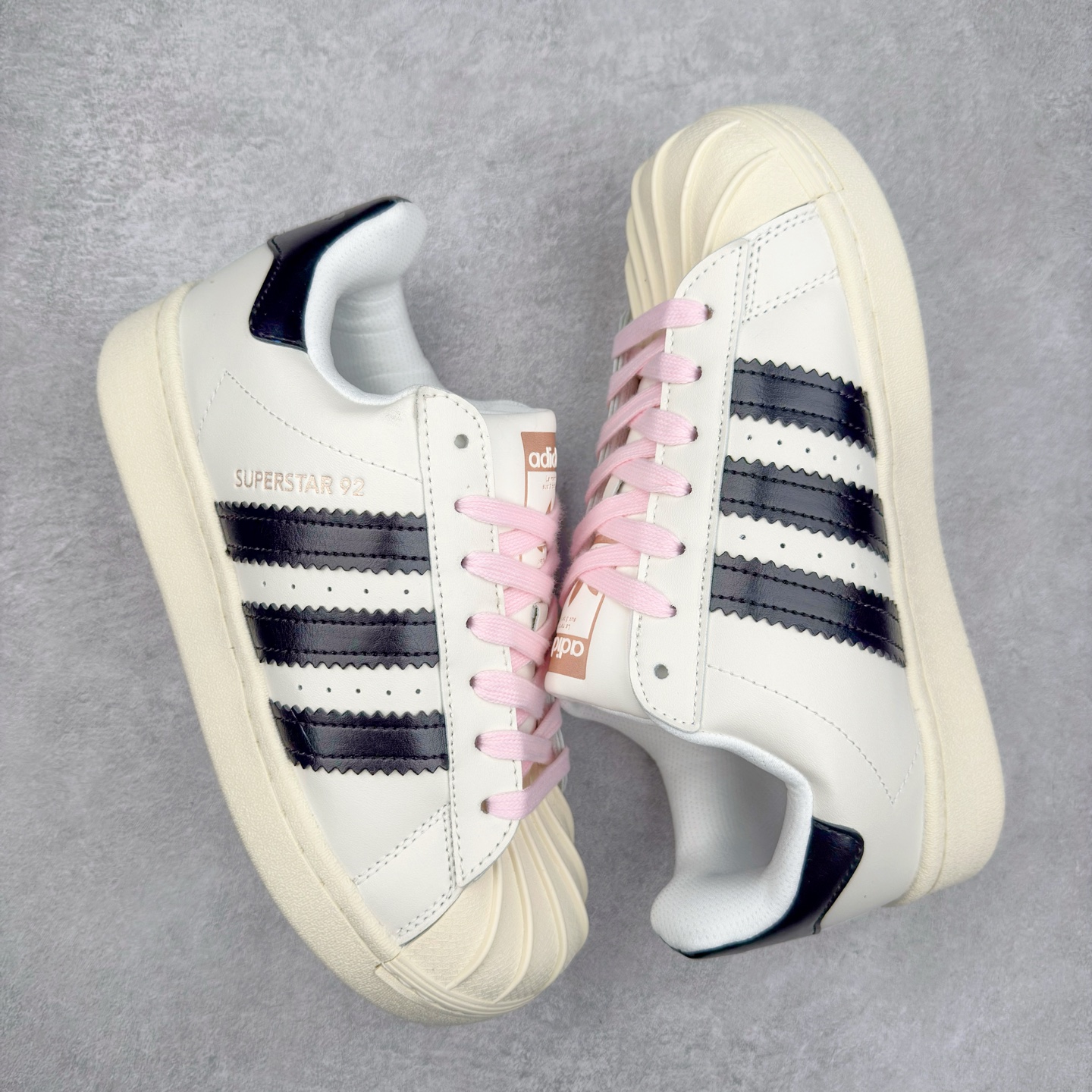 图片[3]-AD Originals Superstar 经典复古贝壳头板鞋 JI4268 诞生于1969年 是第一双将全皮面鞋 身与橡胶鞋头结合在一起的低帮篮球鞋 Superstar最开始 是作为高帮篮球鞋Pro Model的低帮版本而出现的 但因为其独特和醒目的橡胶鞋头造型而让大家熟知 被大家形象地称为\\\”shelltoe\\\”贝壳头 在70年代的美国职业篮球场上 接近3/4的NBA球员都将这双Superstar作为场上用鞋 80年代之后 经过不断的改良和发展 Superstar逐渐成为横跨时装、音乐、街头文化、休闲和运动等各大领域的时尚潮鞋 尺码：36 36.5 37 38 38.5 39 40 40.5 41 42 42.5 43 44 44.5 45-选品中心