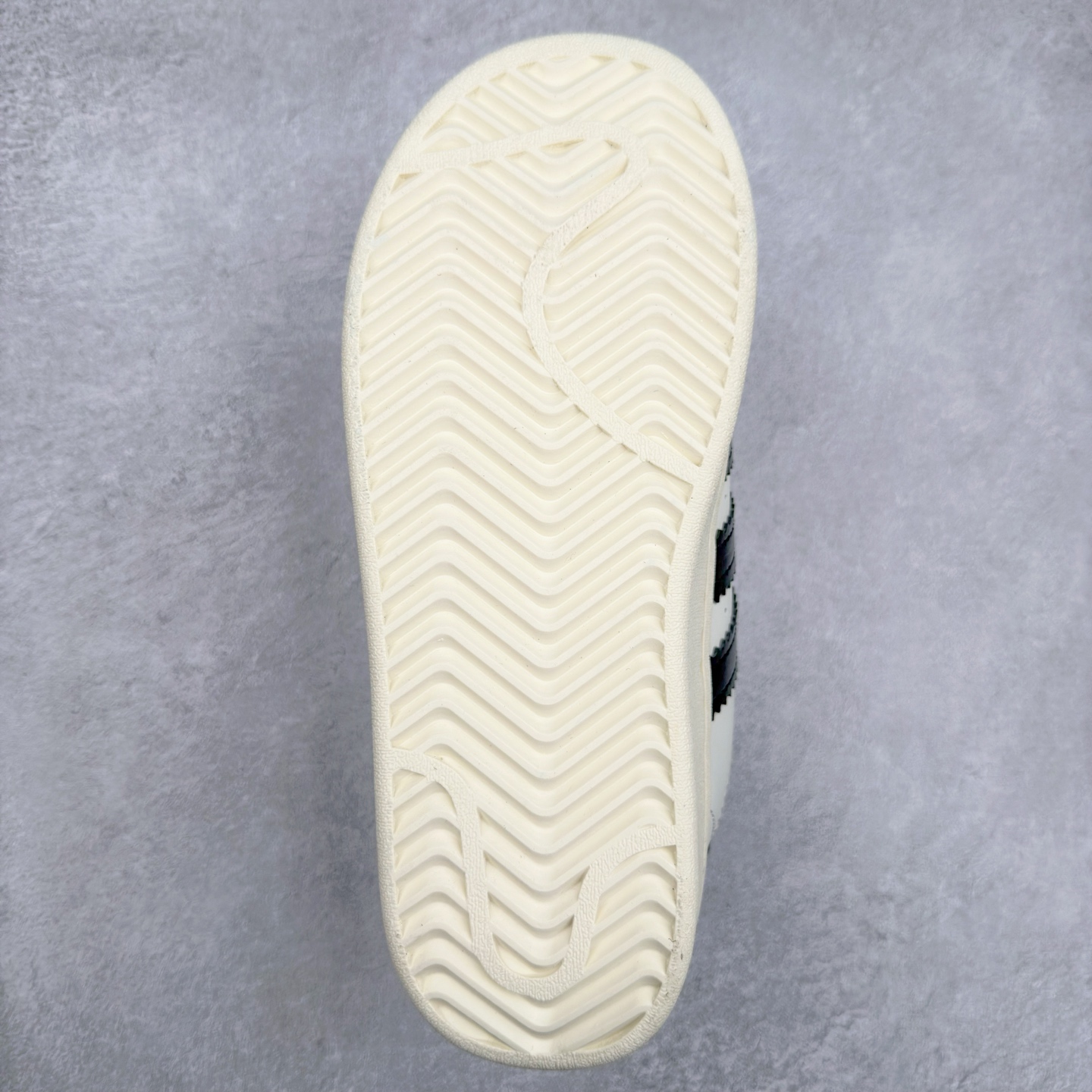 图片[9]-AD Originals Superstar 经典复古贝壳头板鞋 JI4268 诞生于1969年 是第一双将全皮面鞋 身与橡胶鞋头结合在一起的低帮篮球鞋 Superstar最开始 是作为高帮篮球鞋Pro Model的低帮版本而出现的 但因为其独特和醒目的橡胶鞋头造型而让大家熟知 被大家形象地称为\\\”shelltoe\\\”贝壳头 在70年代的美国职业篮球场上 接近3/4的NBA球员都将这双Superstar作为场上用鞋 80年代之后 经过不断的改良和发展 Superstar逐渐成为横跨时装、音乐、街头文化、休闲和运动等各大领域的时尚潮鞋 尺码：36 36.5 37 38 38.5 39 40 40.5 41 42 42.5 43 44 44.5 45-选品中心