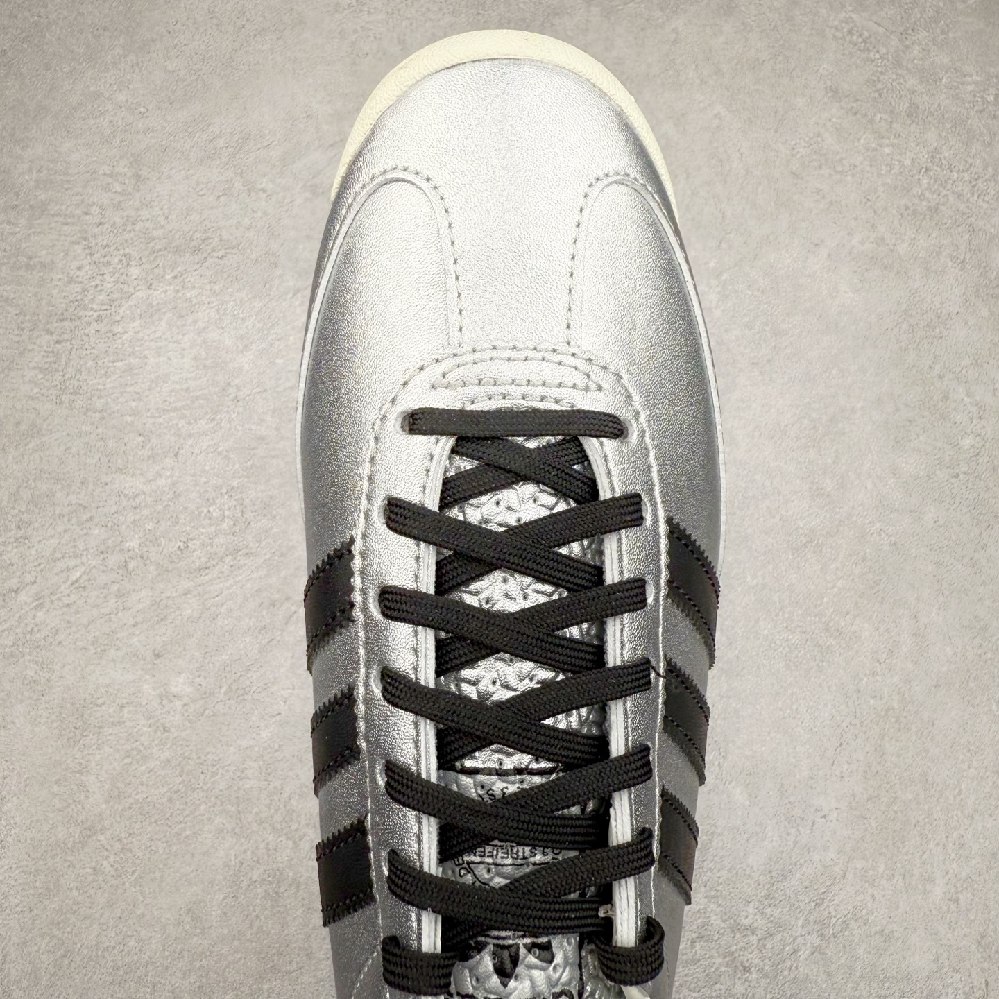 图片[4]-＃HP纯原 AD Wmns SL72 OG 系列德训足球风百搭低帮休闲运动板鞋 JH6363 采用高弹EVA+MODEL+RB三层组合底 区别市面RB一体大底 三层组合鞋底重量与原鞋一致 Originals 将有「T 头鞋」造型的诞生于 1972 年的 SL72 鞋款复刻带回 各位买鞋又有新选择了 1972 年 SL72 问世后 引领了后来阿迪达斯的跑鞋发展方向 其中「SL」代表了 Super Light 彰显了产品轻便的特性 1972 年 SL72 问世后 引领了后来阿迪达斯的跑鞋发展方向 其中「SL」代表了 Super Light 彰显了产品轻便的特性 这次 Originals 延续其轻质经典的基因 带来男女两款 SL72 男生款带来 SL72 RS 鞋型 RS 意为 Reshaped（重塑）鞋款在保留了经典的外观基础上 在尼龙材质里增加了填充物 使鞋型更加挺立和饱满 鞋头则更加圆润 鞋底的 EVA 材质则增加了鞋款的高度 女生款则带来 SL72 OG W 鞋型 OG 顾名思义则是致敬经典款式 相较于 RS（Reshaped）鞋款 鞋身更加纤细 其整体鞋身轮廓、线条、细节、材质上尊崇 70 年代 SL72 的设计 还原经典味道 尺码：36 36⅔ 37⅓ 38 38⅔ 39⅓ 40 40⅔ 41⅓ 42 42⅔ 43⅓ 44 44⅔ 45-选品中心