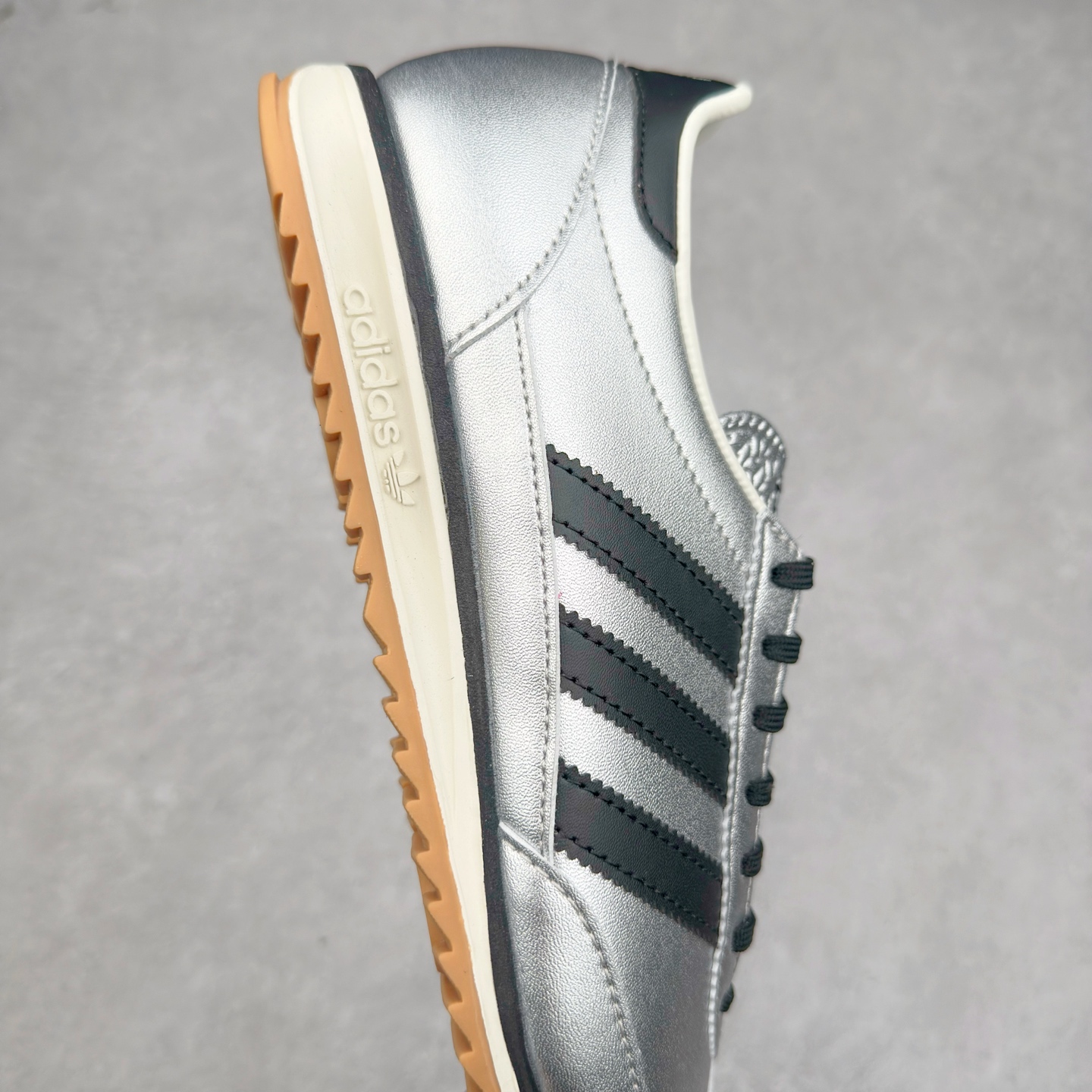 图片[6]-＃HP纯原 AD Wmns SL72 OG 系列德训足球风百搭低帮休闲运动板鞋 JH6363 采用高弹EVA+MODEL+RB三层组合底 区别市面RB一体大底 三层组合鞋底重量与原鞋一致 Originals 将有「T 头鞋」造型的诞生于 1972 年的 SL72 鞋款复刻带回 各位买鞋又有新选择了 1972 年 SL72 问世后 引领了后来阿迪达斯的跑鞋发展方向 其中「SL」代表了 Super Light 彰显了产品轻便的特性 1972 年 SL72 问世后 引领了后来阿迪达斯的跑鞋发展方向 其中「SL」代表了 Super Light 彰显了产品轻便的特性 这次 Originals 延续其轻质经典的基因 带来男女两款 SL72 男生款带来 SL72 RS 鞋型 RS 意为 Reshaped（重塑）鞋款在保留了经典的外观基础上 在尼龙材质里增加了填充物 使鞋型更加挺立和饱满 鞋头则更加圆润 鞋底的 EVA 材质则增加了鞋款的高度 女生款则带来 SL72 OG W 鞋型 OG 顾名思义则是致敬经典款式 相较于 RS（Reshaped）鞋款 鞋身更加纤细 其整体鞋身轮廓、线条、细节、材质上尊崇 70 年代 SL72 的设计 还原经典味道 尺码：36 36⅔ 37⅓ 38 38⅔ 39⅓ 40 40⅔ 41⅓ 42 42⅔ 43⅓ 44 44⅔ 45-选品中心