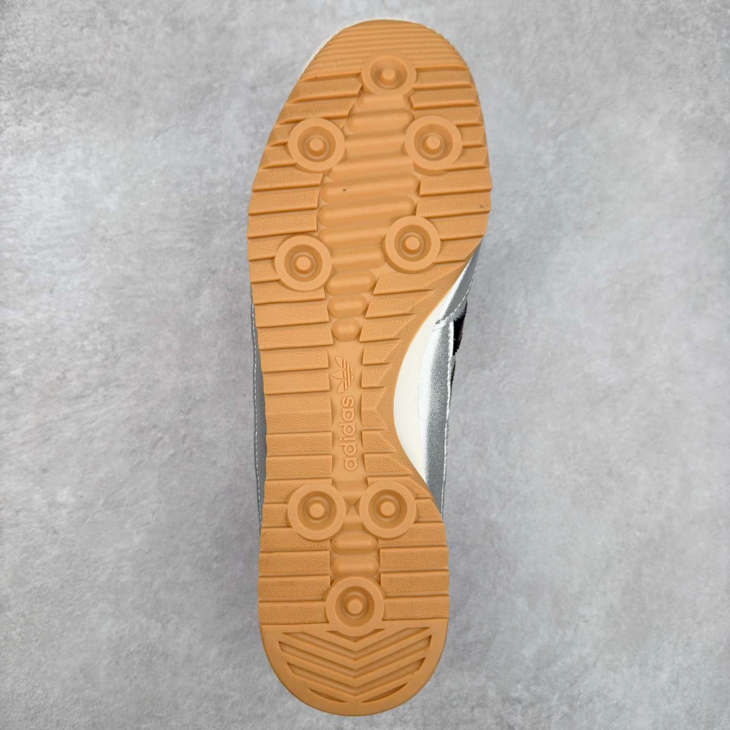 图片[9]-＃HP纯原 AD Wmns SL72 OG 系列德训足球风百搭低帮休闲运动板鞋 JH6363 采用高弹EVA+MODEL+RB三层组合底 区别市面RB一体大底 三层组合鞋底重量与原鞋一致 Originals 将有「T 头鞋」造型的诞生于 1972 年的 SL72 鞋款复刻带回 各位买鞋又有新选择了 1972 年 SL72 问世后 引领了后来阿迪达斯的跑鞋发展方向 其中「SL」代表了 Super Light 彰显了产品轻便的特性 1972 年 SL72 问世后 引领了后来阿迪达斯的跑鞋发展方向 其中「SL」代表了 Super Light 彰显了产品轻便的特性 这次 Originals 延续其轻质经典的基因 带来男女两款 SL72 男生款带来 SL72 RS 鞋型 RS 意为 Reshaped（重塑）鞋款在保留了经典的外观基础上 在尼龙材质里增加了填充物 使鞋型更加挺立和饱满 鞋头则更加圆润 鞋底的 EVA 材质则增加了鞋款的高度 女生款则带来 SL72 OG W 鞋型 OG 顾名思义则是致敬经典款式 相较于 RS（Reshaped）鞋款 鞋身更加纤细 其整体鞋身轮廓、线条、细节、材质上尊崇 70 年代 SL72 的设计 还原经典味道 尺码：36 36⅔ 37⅓ 38 38⅔ 39⅓ 40 40⅔ 41⅓ 42 42⅔ 43⅓ 44 44⅔ 45-选品中心