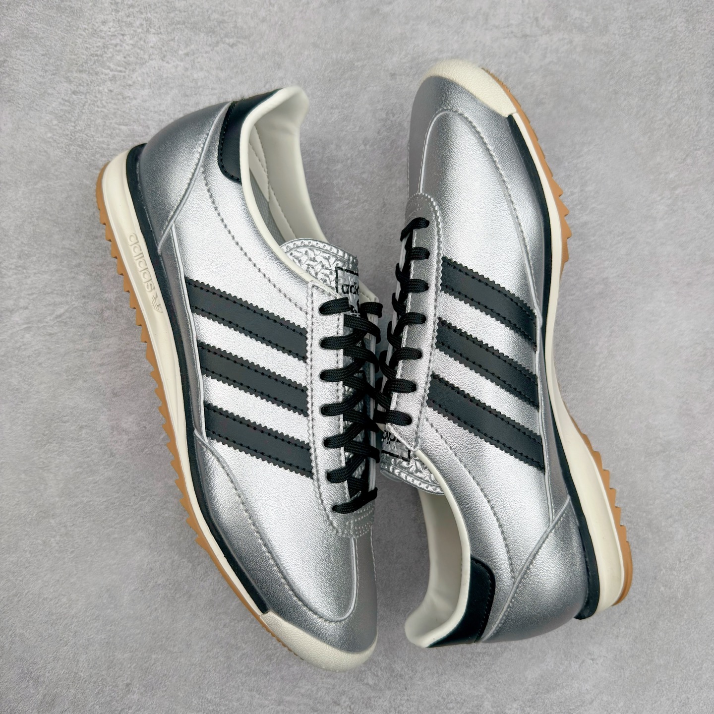 图片[3]-＃HP纯原 AD Wmns SL72 OG 系列德训足球风百搭低帮休闲运动板鞋 JH6363 采用高弹EVA+MODEL+RB三层组合底 区别市面RB一体大底 三层组合鞋底重量与原鞋一致 Originals 将有「T 头鞋」造型的诞生于 1972 年的 SL72 鞋款复刻带回 各位买鞋又有新选择了 1972 年 SL72 问世后 引领了后来阿迪达斯的跑鞋发展方向 其中「SL」代表了 Super Light 彰显了产品轻便的特性 1972 年 SL72 问世后 引领了后来阿迪达斯的跑鞋发展方向 其中「SL」代表了 Super Light 彰显了产品轻便的特性 这次 Originals 延续其轻质经典的基因 带来男女两款 SL72 男生款带来 SL72 RS 鞋型 RS 意为 Reshaped（重塑）鞋款在保留了经典的外观基础上 在尼龙材质里增加了填充物 使鞋型更加挺立和饱满 鞋头则更加圆润 鞋底的 EVA 材质则增加了鞋款的高度 女生款则带来 SL72 OG W 鞋型 OG 顾名思义则是致敬经典款式 相较于 RS（Reshaped）鞋款 鞋身更加纤细 其整体鞋身轮廓、线条、细节、材质上尊崇 70 年代 SL72 的设计 还原经典味道 尺码：36 36⅔ 37⅓ 38 38⅔ 39⅓ 40 40⅔ 41⅓ 42 42⅔ 43⅓ 44 44⅔ 45-选品中心