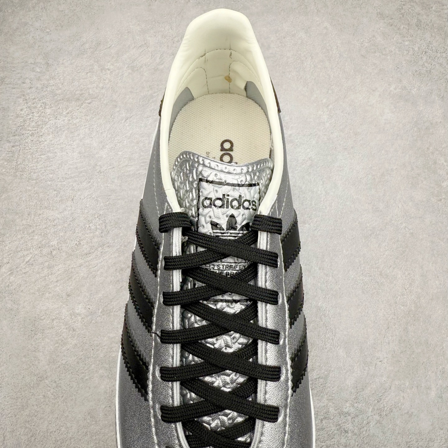 图片[5]-＃HP纯原 AD Wmns SL72 OG 系列德训足球风百搭低帮休闲运动板鞋 JH6363 采用高弹EVA+MODEL+RB三层组合底 区别市面RB一体大底 三层组合鞋底重量与原鞋一致 Originals 将有「T 头鞋」造型的诞生于 1972 年的 SL72 鞋款复刻带回 各位买鞋又有新选择了 1972 年 SL72 问世后 引领了后来阿迪达斯的跑鞋发展方向 其中「SL」代表了 Super Light 彰显了产品轻便的特性 1972 年 SL72 问世后 引领了后来阿迪达斯的跑鞋发展方向 其中「SL」代表了 Super Light 彰显了产品轻便的特性 这次 Originals 延续其轻质经典的基因 带来男女两款 SL72 男生款带来 SL72 RS 鞋型 RS 意为 Reshaped（重塑）鞋款在保留了经典的外观基础上 在尼龙材质里增加了填充物 使鞋型更加挺立和饱满 鞋头则更加圆润 鞋底的 EVA 材质则增加了鞋款的高度 女生款则带来 SL72 OG W 鞋型 OG 顾名思义则是致敬经典款式 相较于 RS（Reshaped）鞋款 鞋身更加纤细 其整体鞋身轮廓、线条、细节、材质上尊崇 70 年代 SL72 的设计 还原经典味道 尺码：36 36⅔ 37⅓ 38 38⅔ 39⅓ 40 40⅔ 41⅓ 42 42⅔ 43⅓ 44 44⅔ 45-选品中心