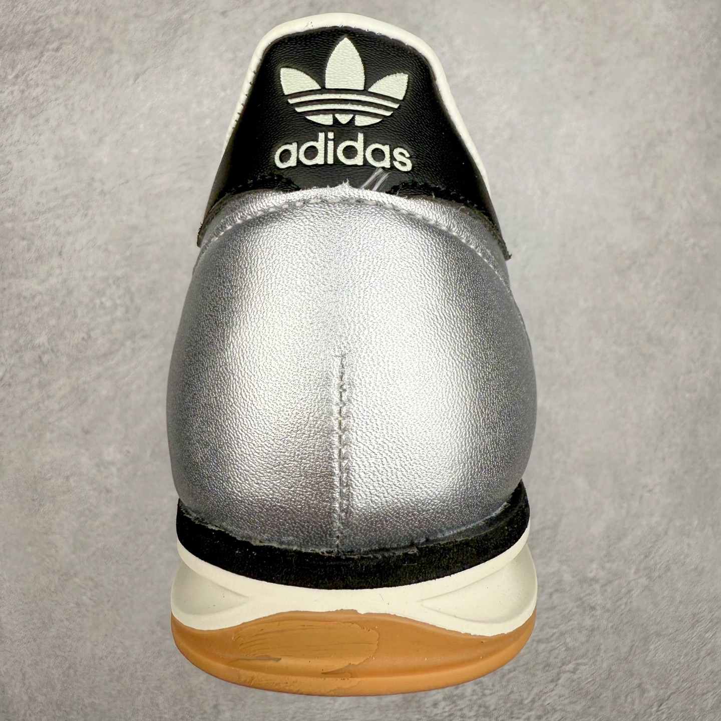 图片[8]-＃HP纯原 AD Wmns SL72 OG 系列德训足球风百搭低帮休闲运动板鞋 JH6363 采用高弹EVA+MODEL+RB三层组合底 区别市面RB一体大底 三层组合鞋底重量与原鞋一致 Originals 将有「T 头鞋」造型的诞生于 1972 年的 SL72 鞋款复刻带回 各位买鞋又有新选择了 1972 年 SL72 问世后 引领了后来阿迪达斯的跑鞋发展方向 其中「SL」代表了 Super Light 彰显了产品轻便的特性 1972 年 SL72 问世后 引领了后来阿迪达斯的跑鞋发展方向 其中「SL」代表了 Super Light 彰显了产品轻便的特性 这次 Originals 延续其轻质经典的基因 带来男女两款 SL72 男生款带来 SL72 RS 鞋型 RS 意为 Reshaped（重塑）鞋款在保留了经典的外观基础上 在尼龙材质里增加了填充物 使鞋型更加挺立和饱满 鞋头则更加圆润 鞋底的 EVA 材质则增加了鞋款的高度 女生款则带来 SL72 OG W 鞋型 OG 顾名思义则是致敬经典款式 相较于 RS（Reshaped）鞋款 鞋身更加纤细 其整体鞋身轮廓、线条、细节、材质上尊崇 70 年代 SL72 的设计 还原经典味道 尺码：36 36⅔ 37⅓ 38 38⅔ 39⅓ 40 40⅔ 41⅓ 42 42⅔ 43⅓ 44 44⅔ 45-选品中心