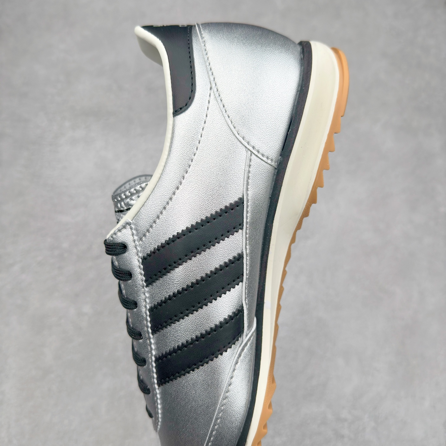 图片[7]-＃HP纯原 AD Wmns SL72 OG 系列德训足球风百搭低帮休闲运动板鞋 JH6363 采用高弹EVA+MODEL+RB三层组合底 区别市面RB一体大底 三层组合鞋底重量与原鞋一致 Originals 将有「T 头鞋」造型的诞生于 1972 年的 SL72 鞋款复刻带回 各位买鞋又有新选择了 1972 年 SL72 问世后 引领了后来阿迪达斯的跑鞋发展方向 其中「SL」代表了 Super Light 彰显了产品轻便的特性 1972 年 SL72 问世后 引领了后来阿迪达斯的跑鞋发展方向 其中「SL」代表了 Super Light 彰显了产品轻便的特性 这次 Originals 延续其轻质经典的基因 带来男女两款 SL72 男生款带来 SL72 RS 鞋型 RS 意为 Reshaped（重塑）鞋款在保留了经典的外观基础上 在尼龙材质里增加了填充物 使鞋型更加挺立和饱满 鞋头则更加圆润 鞋底的 EVA 材质则增加了鞋款的高度 女生款则带来 SL72 OG W 鞋型 OG 顾名思义则是致敬经典款式 相较于 RS（Reshaped）鞋款 鞋身更加纤细 其整体鞋身轮廓、线条、细节、材质上尊崇 70 年代 SL72 的设计 还原经典味道 尺码：36 36⅔ 37⅓ 38 38⅔ 39⅓ 40 40⅔ 41⅓ 42 42⅔ 43⅓ 44 44⅔ 45-选品中心