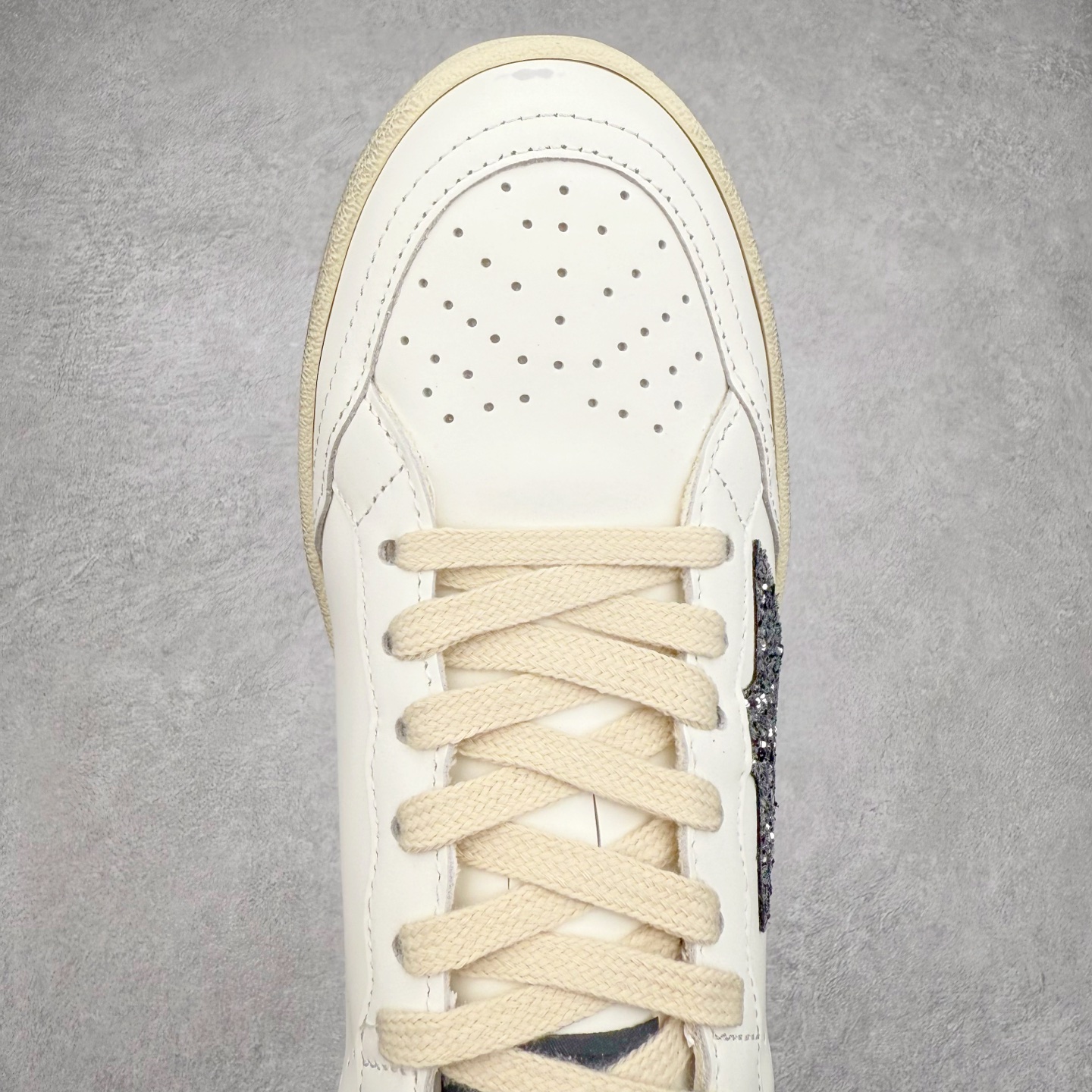 图片[4]-＃纯原 Golden Goose Super-Star GGDB 小脏鞋休闲时尚板鞋 设计有一种不修边幅的酷感 特意做旧彰显自由随性 百搭无挑剔 订制高端柔软皮革 纯手工制作压印Logo 手工刷洗上色打蜡 确保每一双鞋子的独一无二不管是版型还是材料和质感都已经大幅度的超越同市场其它版本 Super-Star运动鞋是Golden Goose的常绿植物 由于使用了创新的材料和饰面 它在每个季节都伴随着其系列 这款牛皮皮革模型的鞋跟饰有黑色皮革鞋跟 绒面革GGDB星星和金属宇样 标志性的复古外观 尺码：35/45-选品中心