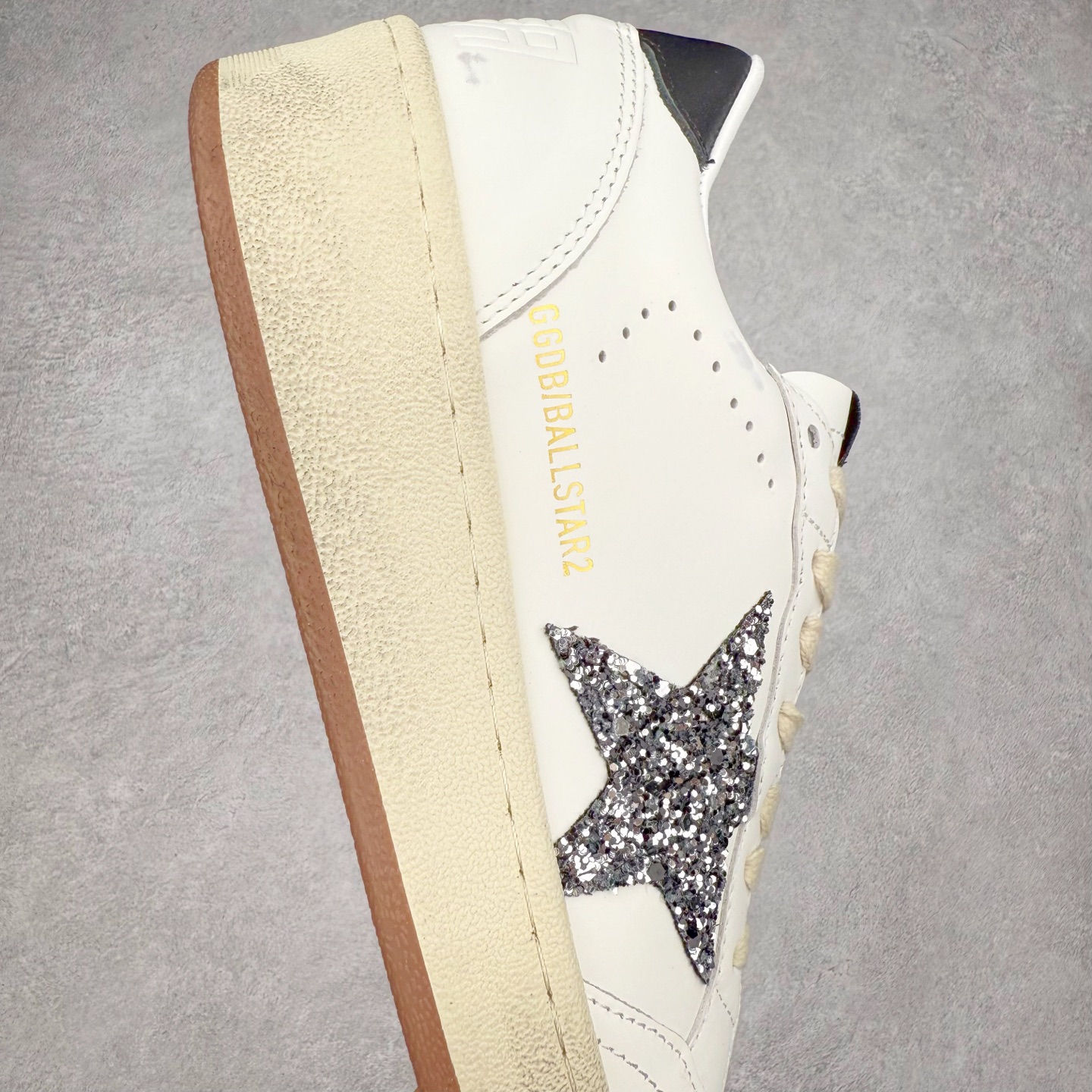 图片[6]-＃纯原 Golden Goose Super-Star GGDB 小脏鞋休闲时尚板鞋 设计有一种不修边幅的酷感 特意做旧彰显自由随性 百搭无挑剔 订制高端柔软皮革 纯手工制作压印Logo 手工刷洗上色打蜡 确保每一双鞋子的独一无二不管是版型还是材料和质感都已经大幅度的超越同市场其它版本 Super-Star运动鞋是Golden Goose的常绿植物 由于使用了创新的材料和饰面 它在每个季节都伴随着其系列 这款牛皮皮革模型的鞋跟饰有黑色皮革鞋跟 绒面革GGDB星星和金属宇样 标志性的复古外观 尺码：35/45-选品中心