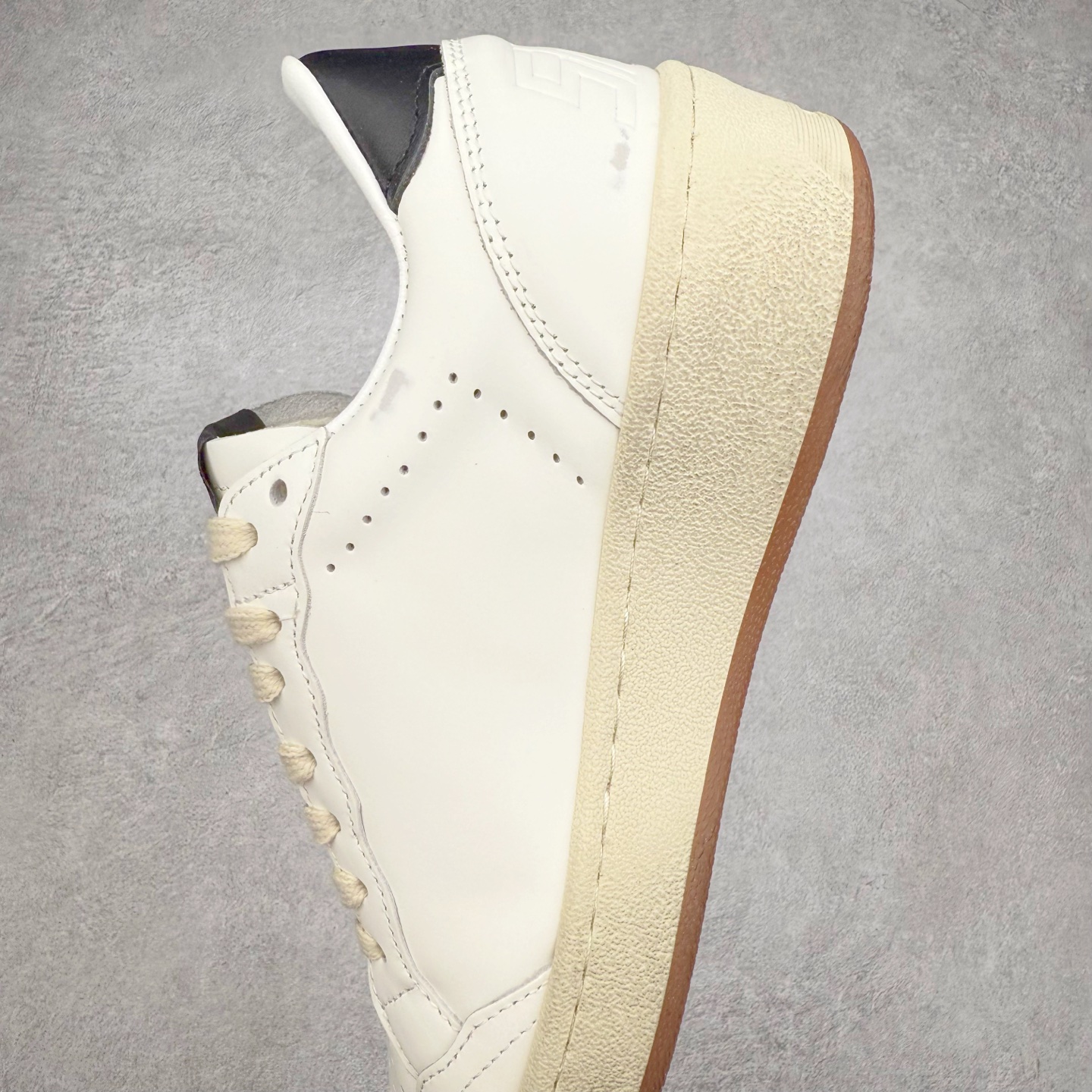 图片[7]-＃纯原 Golden Goose Super-Star GGDB 小脏鞋休闲时尚板鞋 设计有一种不修边幅的酷感 特意做旧彰显自由随性 百搭无挑剔 订制高端柔软皮革 纯手工制作压印Logo 手工刷洗上色打蜡 确保每一双鞋子的独一无二不管是版型还是材料和质感都已经大幅度的超越同市场其它版本 Super-Star运动鞋是Golden Goose的常绿植物 由于使用了创新的材料和饰面 它在每个季节都伴随着其系列 这款牛皮皮革模型的鞋跟饰有黑色皮革鞋跟 绒面革GGDB星星和金属宇样 标志性的复古外观 尺码：35/45-选品中心