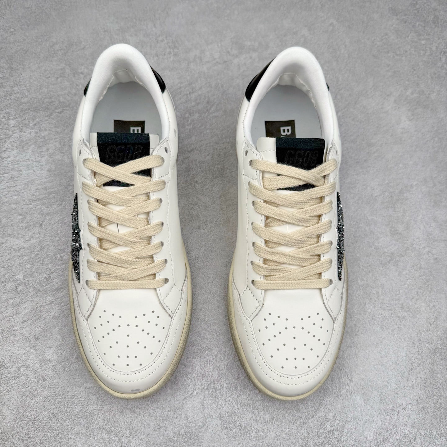 图片[2]-＃纯原 Golden Goose Super-Star GGDB 小脏鞋休闲时尚板鞋 设计有一种不修边幅的酷感 特意做旧彰显自由随性 百搭无挑剔 订制高端柔软皮革 纯手工制作压印Logo 手工刷洗上色打蜡 确保每一双鞋子的独一无二不管是版型还是材料和质感都已经大幅度的超越同市场其它版本 Super-Star运动鞋是Golden Goose的常绿植物 由于使用了创新的材料和饰面 它在每个季节都伴随着其系列 这款牛皮皮革模型的鞋跟饰有黑色皮革鞋跟 绒面革GGDB星星和金属宇样 标志性的复古外观 尺码：35/45-选品中心