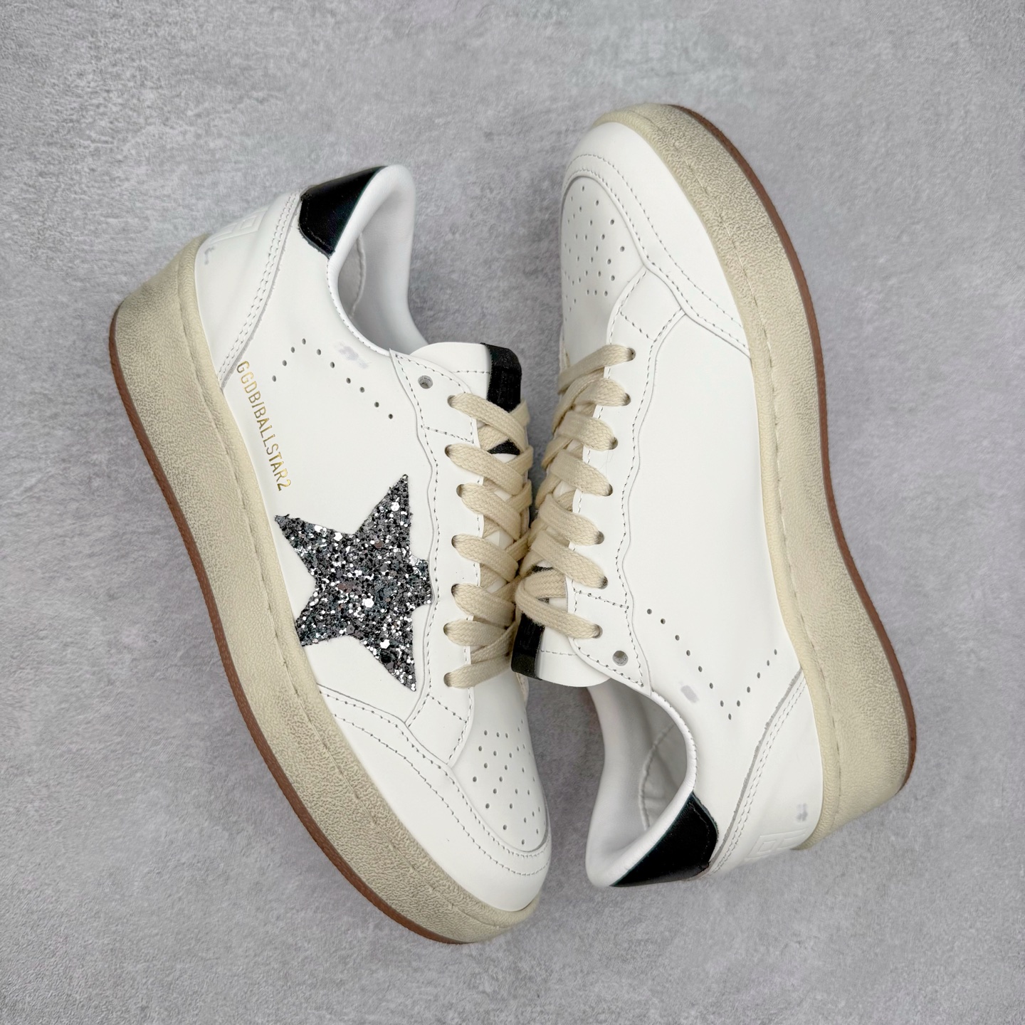 图片[3]-＃纯原 Golden Goose Super-Star GGDB 小脏鞋休闲时尚板鞋 设计有一种不修边幅的酷感 特意做旧彰显自由随性 百搭无挑剔 订制高端柔软皮革 纯手工制作压印Logo 手工刷洗上色打蜡 确保每一双鞋子的独一无二不管是版型还是材料和质感都已经大幅度的超越同市场其它版本 Super-Star运动鞋是Golden Goose的常绿植物 由于使用了创新的材料和饰面 它在每个季节都伴随着其系列 这款牛皮皮革模型的鞋跟饰有黑色皮革鞋跟 绒面革GGDB星星和金属宇样 标志性的复古外观 尺码：35/45-选品中心