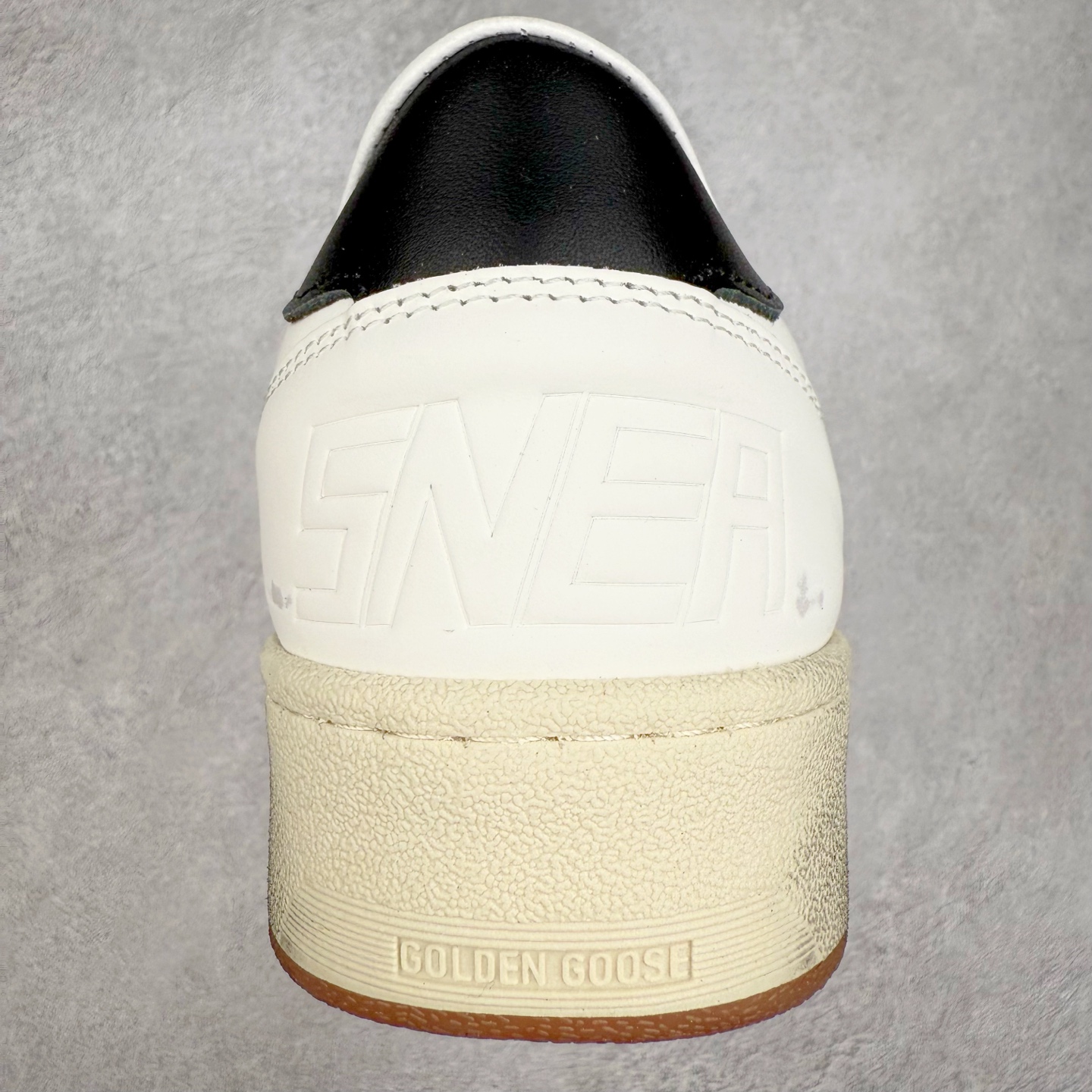 图片[8]-＃纯原 Golden Goose Super-Star GGDB 小脏鞋休闲时尚板鞋 设计有一种不修边幅的酷感 特意做旧彰显自由随性 百搭无挑剔 订制高端柔软皮革 纯手工制作压印Logo 手工刷洗上色打蜡 确保每一双鞋子的独一无二不管是版型还是材料和质感都已经大幅度的超越同市场其它版本 Super-Star运动鞋是Golden Goose的常绿植物 由于使用了创新的材料和饰面 它在每个季节都伴随着其系列 这款牛皮皮革模型的鞋跟饰有黑色皮革鞋跟 绒面革GGDB星星和金属宇样 标志性的复古外观 尺码：35/45-选品中心
