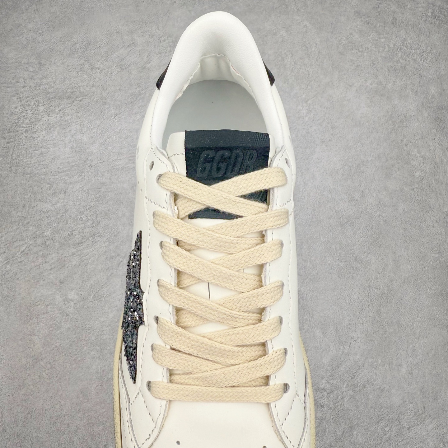 图片[5]-＃纯原 Golden Goose Super-Star GGDB 小脏鞋休闲时尚板鞋 设计有一种不修边幅的酷感 特意做旧彰显自由随性 百搭无挑剔 订制高端柔软皮革 纯手工制作压印Logo 手工刷洗上色打蜡 确保每一双鞋子的独一无二不管是版型还是材料和质感都已经大幅度的超越同市场其它版本 Super-Star运动鞋是Golden Goose的常绿植物 由于使用了创新的材料和饰面 它在每个季节都伴随着其系列 这款牛皮皮革模型的鞋跟饰有黑色皮革鞋跟 绒面革GGDB星星和金属宇样 标志性的复古外观 尺码：35/45-选品中心