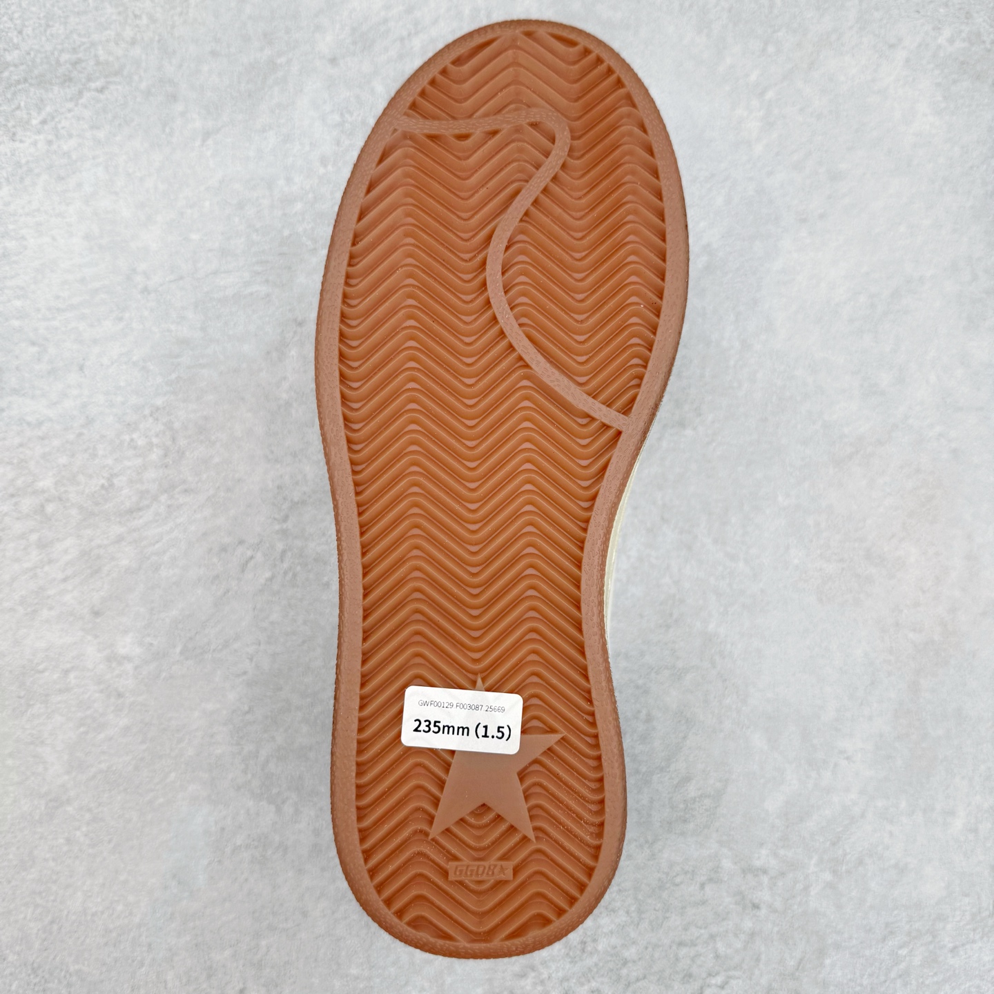 图片[9]-＃纯原 Golden Goose Super-Star GGDB 小脏鞋休闲时尚板鞋 设计有一种不修边幅的酷感 特意做旧彰显自由随性 百搭无挑剔 订制高端柔软皮革 纯手工制作压印Logo 手工刷洗上色打蜡 确保每一双鞋子的独一无二不管是版型还是材料和质感都已经大幅度的超越同市场其它版本 Super-Star运动鞋是Golden Goose的常绿植物 由于使用了创新的材料和饰面 它在每个季节都伴随着其系列 这款牛皮皮革模型的鞋跟饰有黑色皮革鞋跟 绒面革GGDB星星和金属宇样 标志性的复古外观 尺码：35/45-选品中心