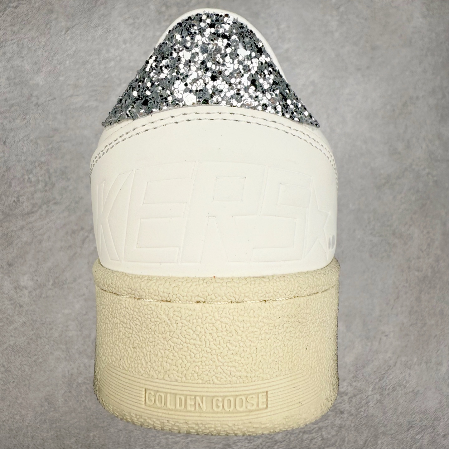 图片[8]-＃纯原 Golden Goose Super-Star GGDB 小脏鞋休闲时尚板鞋 设计有一种不修边幅的酷感 特意做旧彰显自由随性 百搭无挑剔 订制高端柔软皮革 纯手工制作压印Logo 手工刷洗上色打蜡 确保每一双鞋子的独一无二不管是版型还是材料和质感都已经大幅度的超越同市场其它版本 Super-Star运动鞋是Golden Goose的常绿植物 由于使用了创新的材料和饰面 它在每个季节都伴随着其系列 这款牛皮皮革模型的鞋跟饰有黑色皮革鞋跟 绒面革GGDB星星和金属宇样 标志性的复古外观 尺码：35/45-选品中心