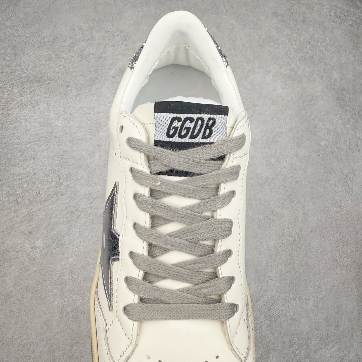 图片[5]-＃纯原 Golden Goose Super-Star GGDB 小脏鞋休闲时尚板鞋 设计有一种不修边幅的酷感 特意做旧彰显自由随性 百搭无挑剔 订制高端柔软皮革 纯手工制作压印Logo 手工刷洗上色打蜡 确保每一双鞋子的独一无二不管是版型还是材料和质感都已经大幅度的超越同市场其它版本 Super-Star运动鞋是Golden Goose的常绿植物 由于使用了创新的材料和饰面 它在每个季节都伴随着其系列 这款牛皮皮革模型的鞋跟饰有黑色皮革鞋跟 绒面革GGDB星星和金属宇样 标志性的复古外观 尺码：35/45-选品中心