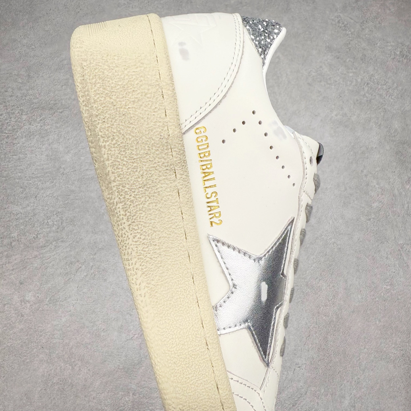 图片[6]-＃纯原 Golden Goose Super-Star GGDB 小脏鞋休闲时尚板鞋 设计有一种不修边幅的酷感 特意做旧彰显自由随性 百搭无挑剔 订制高端柔软皮革 纯手工制作压印Logo 手工刷洗上色打蜡 确保每一双鞋子的独一无二不管是版型还是材料和质感都已经大幅度的超越同市场其它版本 Super-Star运动鞋是Golden Goose的常绿植物 由于使用了创新的材料和饰面 它在每个季节都伴随着其系列 这款牛皮皮革模型的鞋跟饰有黑色皮革鞋跟 绒面革GGDB星星和金属宇样 标志性的复古外观 尺码：35/45-选品中心