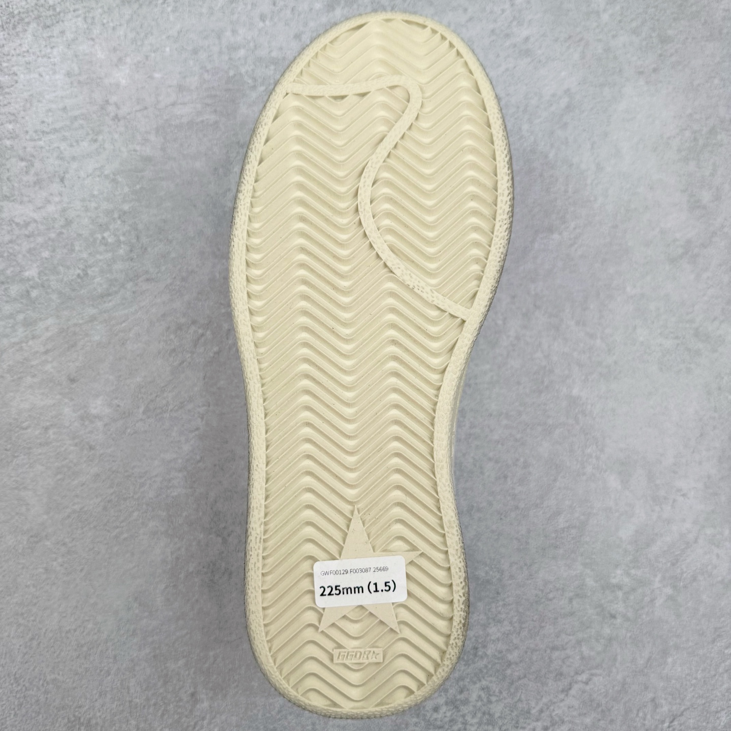 图片[9]-＃纯原 Golden Goose Super-Star GGDB 小脏鞋休闲时尚板鞋 设计有一种不修边幅的酷感 特意做旧彰显自由随性 百搭无挑剔 订制高端柔软皮革 纯手工制作压印Logo 手工刷洗上色打蜡 确保每一双鞋子的独一无二不管是版型还是材料和质感都已经大幅度的超越同市场其它版本 Super-Star运动鞋是Golden Goose的常绿植物 由于使用了创新的材料和饰面 它在每个季节都伴随着其系列 这款牛皮皮革模型的鞋跟饰有黑色皮革鞋跟 绒面革GGDB星星和金属宇样 标志性的复古外观 尺码：35/45-选品中心