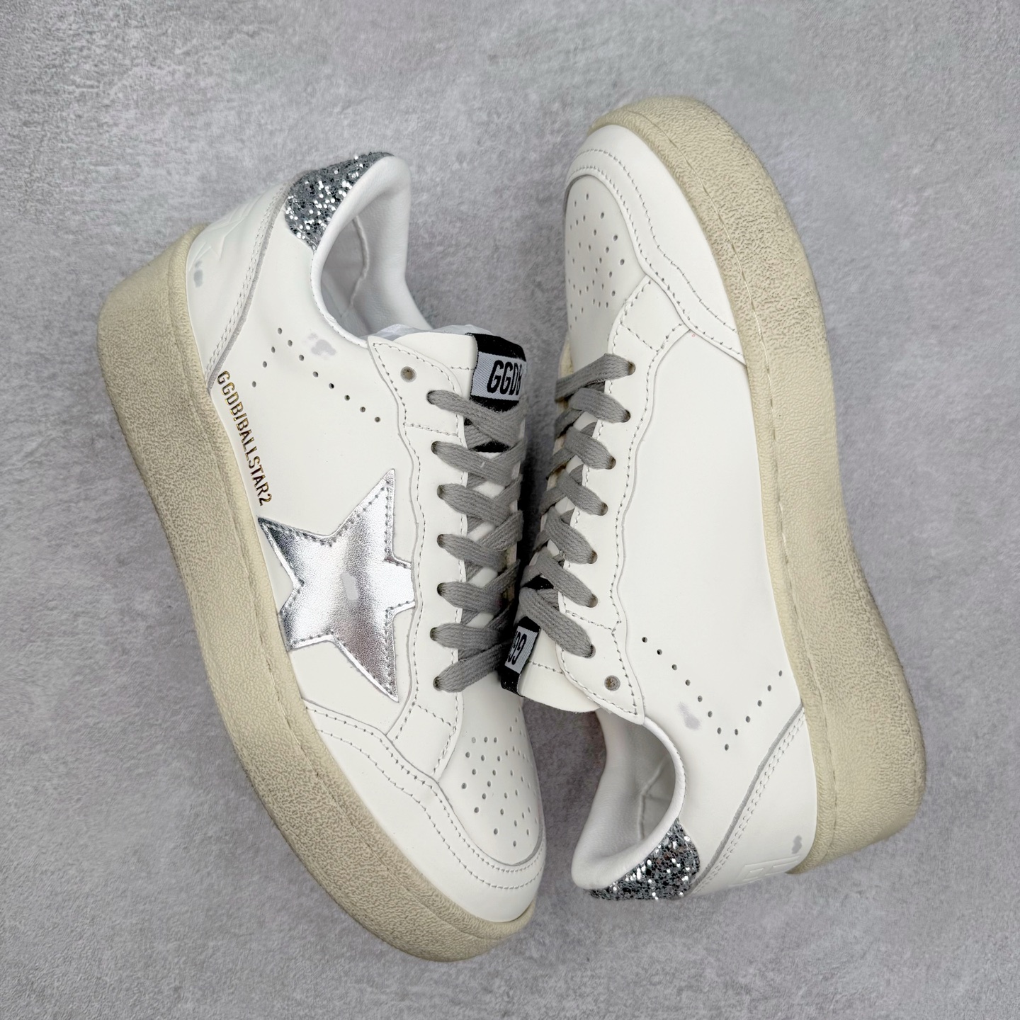 图片[3]-＃纯原 Golden Goose Super-Star GGDB 小脏鞋休闲时尚板鞋 设计有一种不修边幅的酷感 特意做旧彰显自由随性 百搭无挑剔 订制高端柔软皮革 纯手工制作压印Logo 手工刷洗上色打蜡 确保每一双鞋子的独一无二不管是版型还是材料和质感都已经大幅度的超越同市场其它版本 Super-Star运动鞋是Golden Goose的常绿植物 由于使用了创新的材料和饰面 它在每个季节都伴随着其系列 这款牛皮皮革模型的鞋跟饰有黑色皮革鞋跟 绒面革GGDB星星和金属宇样 标志性的复古外观 尺码：35/45-选品中心