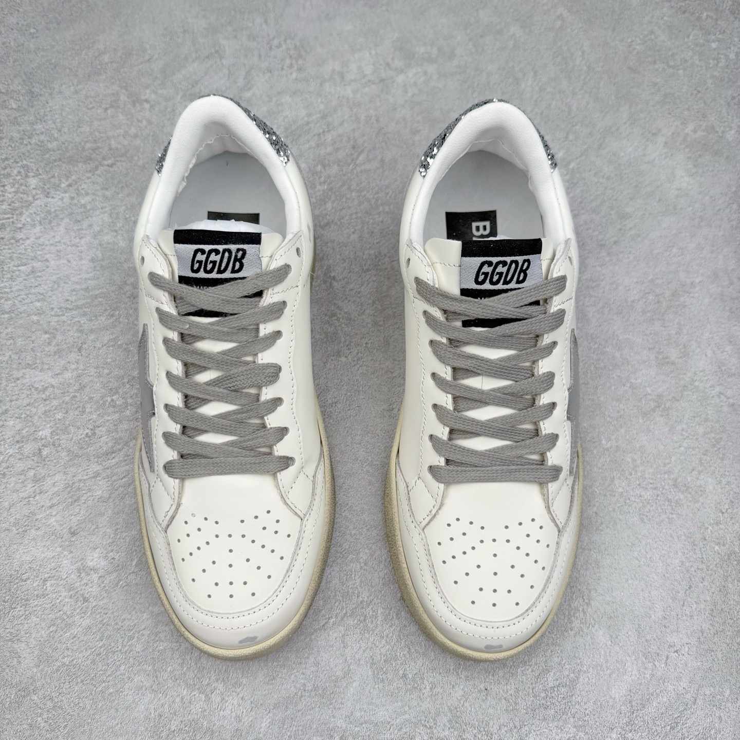 图片[2]-＃纯原 Golden Goose Super-Star GGDB 小脏鞋休闲时尚板鞋 设计有一种不修边幅的酷感 特意做旧彰显自由随性 百搭无挑剔 订制高端柔软皮革 纯手工制作压印Logo 手工刷洗上色打蜡 确保每一双鞋子的独一无二不管是版型还是材料和质感都已经大幅度的超越同市场其它版本 Super-Star运动鞋是Golden Goose的常绿植物 由于使用了创新的材料和饰面 它在每个季节都伴随着其系列 这款牛皮皮革模型的鞋跟饰有黑色皮革鞋跟 绒面革GGDB星星和金属宇样 标志性的复古外观 尺码：35/45-选品中心