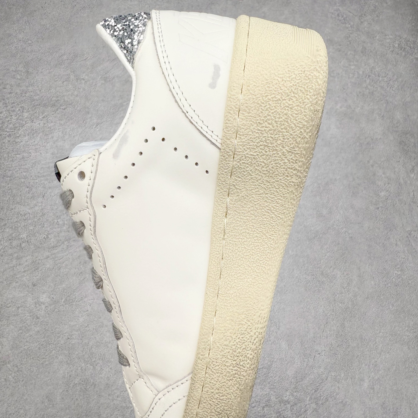 图片[7]-＃纯原 Golden Goose Super-Star GGDB 小脏鞋休闲时尚板鞋 设计有一种不修边幅的酷感 特意做旧彰显自由随性 百搭无挑剔 订制高端柔软皮革 纯手工制作压印Logo 手工刷洗上色打蜡 确保每一双鞋子的独一无二不管是版型还是材料和质感都已经大幅度的超越同市场其它版本 Super-Star运动鞋是Golden Goose的常绿植物 由于使用了创新的材料和饰面 它在每个季节都伴随着其系列 这款牛皮皮革模型的鞋跟饰有黑色皮革鞋跟 绒面革GGDB星星和金属宇样 标志性的复古外观 尺码：35/45-选品中心