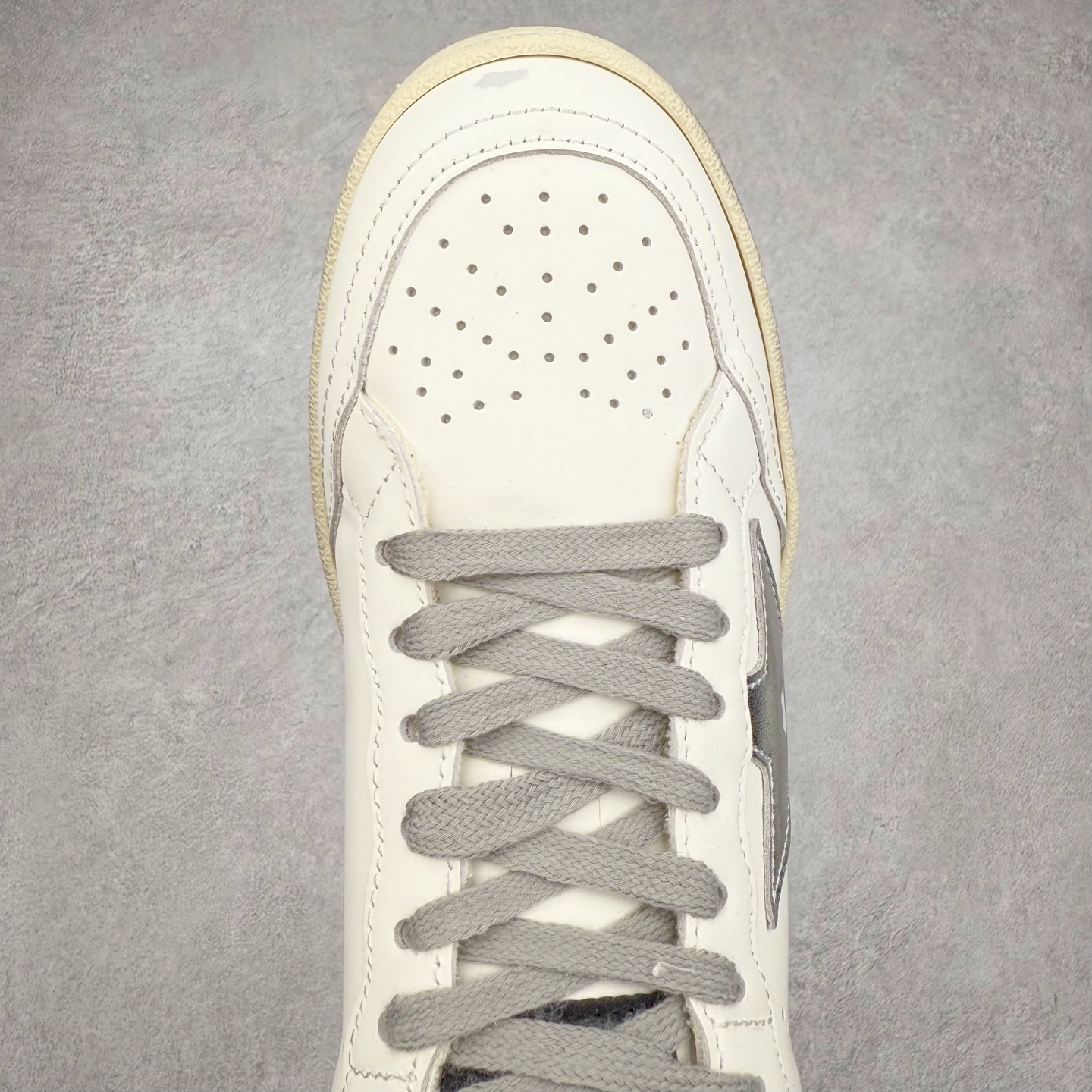 图片[4]-＃纯原 Golden Goose Super-Star GGDB 小脏鞋休闲时尚板鞋 设计有一种不修边幅的酷感 特意做旧彰显自由随性 百搭无挑剔 订制高端柔软皮革 纯手工制作压印Logo 手工刷洗上色打蜡 确保每一双鞋子的独一无二不管是版型还是材料和质感都已经大幅度的超越同市场其它版本 Super-Star运动鞋是Golden Goose的常绿植物 由于使用了创新的材料和饰面 它在每个季节都伴随着其系列 这款牛皮皮革模型的鞋跟饰有黑色皮革鞋跟 绒面革GGDB星星和金属宇样 标志性的复古外观 尺码：35/45-选品中心