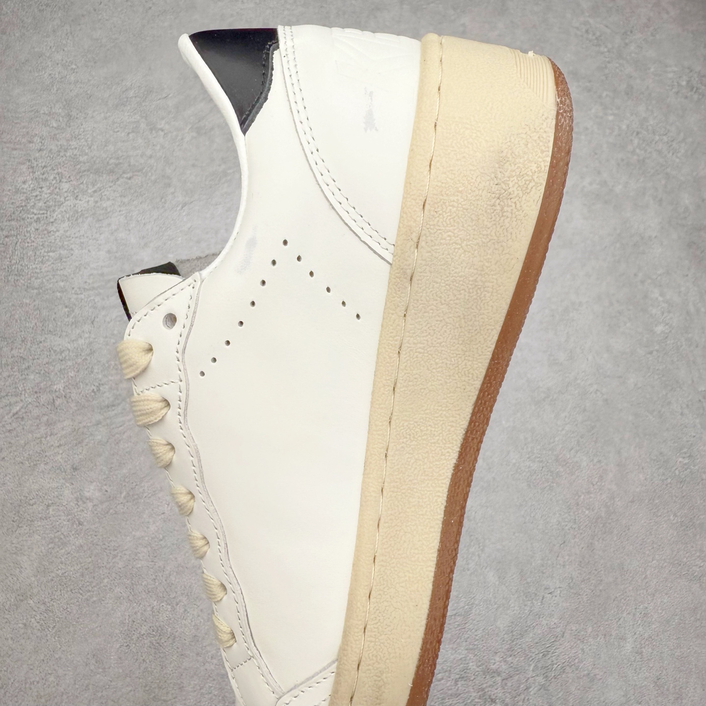 图片[7]-＃纯原 Golden Goose Super-Star GGDB 小脏鞋休闲时尚板鞋 设计有一种不修边幅的酷感 特意做旧彰显自由随性 百搭无挑剔 订制高端柔软皮革 纯手工制作压印Logo 手工刷洗上色打蜡 确保每一双鞋子的独一无二不管是版型还是材料和质感都已经大幅度的超越同市场其它版本 Super-Star运动鞋是Golden Goose的常绿植物 由于使用了创新的材料和饰面 它在每个季节都伴随着其系列 这款牛皮皮革模型的鞋跟饰有黑色皮革鞋跟 绒面革GGDB星星和金属宇样 标志性的复古外观 尺码：35/45-选品中心