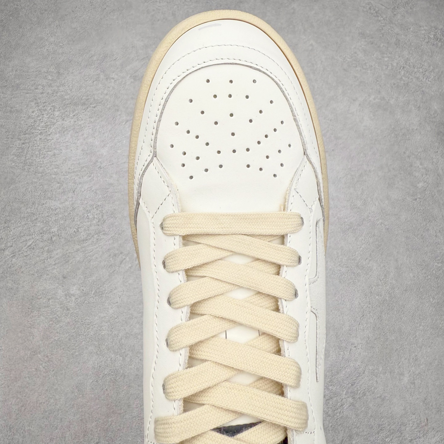 图片[4]-＃纯原 Golden Goose Super-Star GGDB 小脏鞋休闲时尚板鞋 设计有一种不修边幅的酷感 特意做旧彰显自由随性 百搭无挑剔 订制高端柔软皮革 纯手工制作压印Logo 手工刷洗上色打蜡 确保每一双鞋子的独一无二不管是版型还是材料和质感都已经大幅度的超越同市场其它版本 Super-Star运动鞋是Golden Goose的常绿植物 由于使用了创新的材料和饰面 它在每个季节都伴随着其系列 这款牛皮皮革模型的鞋跟饰有黑色皮革鞋跟 绒面革GGDB星星和金属宇样 标志性的复古外观 尺码：35/45-选品中心