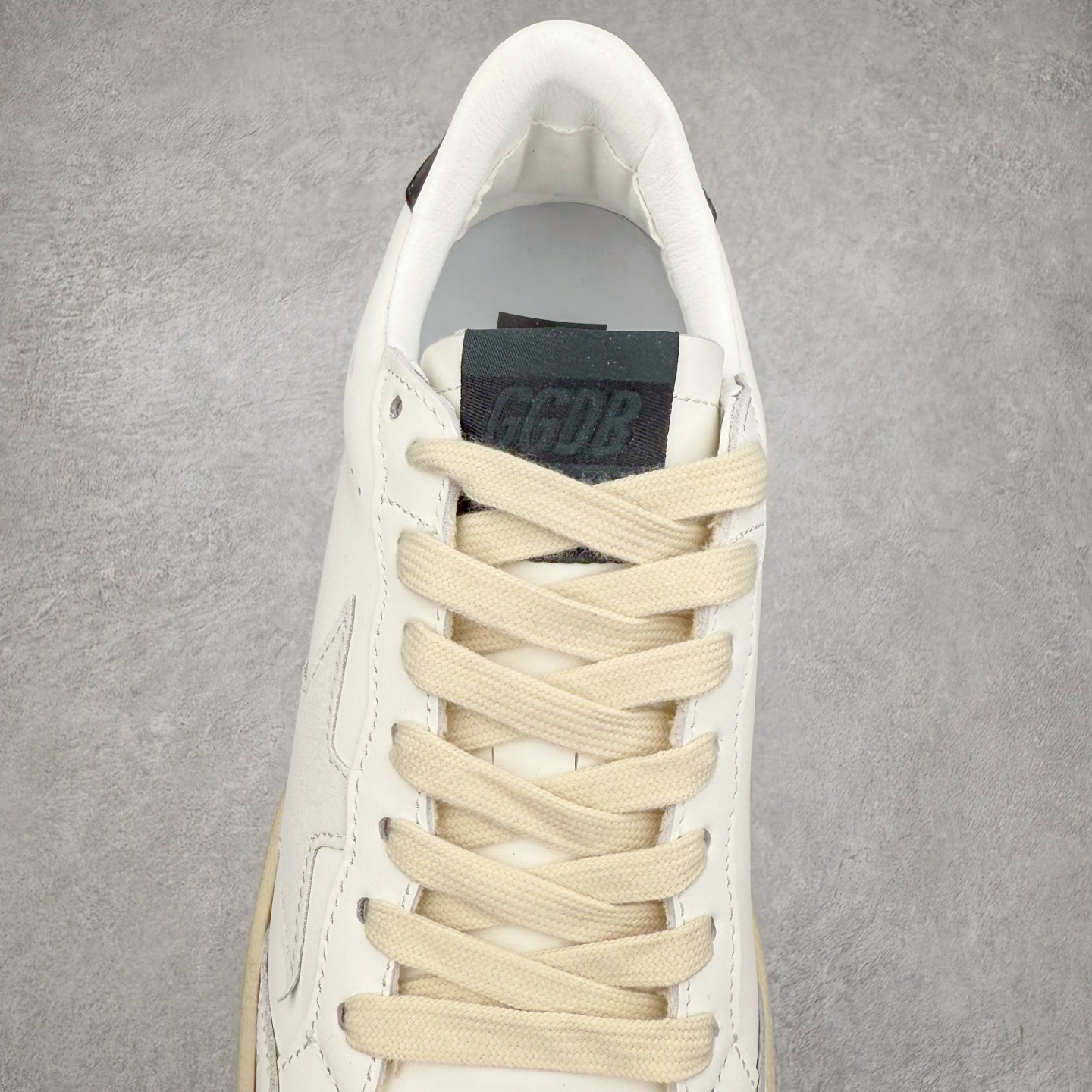 图片[5]-＃纯原 Golden Goose Super-Star GGDB 小脏鞋休闲时尚板鞋 设计有一种不修边幅的酷感 特意做旧彰显自由随性 百搭无挑剔 订制高端柔软皮革 纯手工制作压印Logo 手工刷洗上色打蜡 确保每一双鞋子的独一无二不管是版型还是材料和质感都已经大幅度的超越同市场其它版本 Super-Star运动鞋是Golden Goose的常绿植物 由于使用了创新的材料和饰面 它在每个季节都伴随着其系列 这款牛皮皮革模型的鞋跟饰有黑色皮革鞋跟 绒面革GGDB星星和金属宇样 标志性的复古外观 尺码：35/45-选品中心