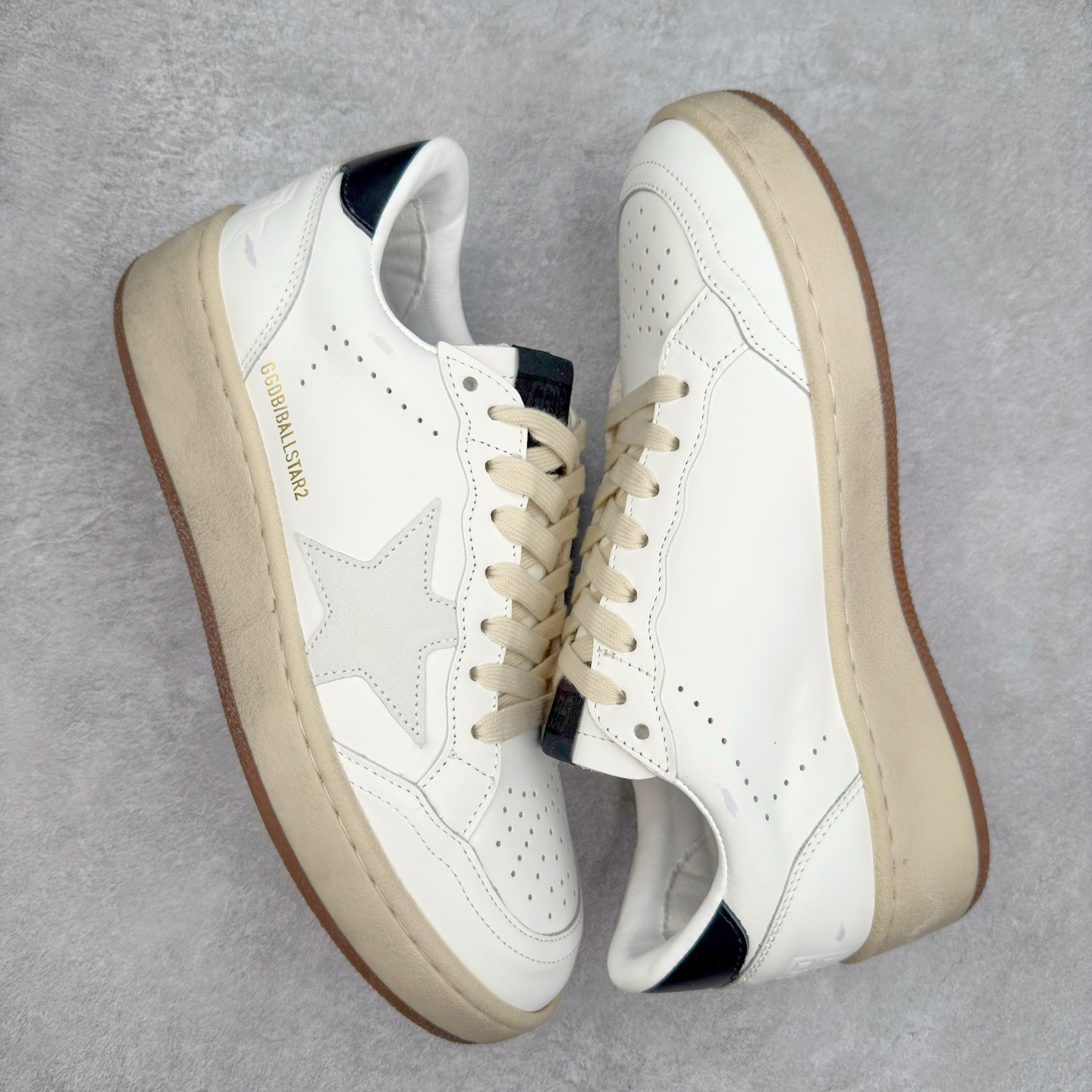 图片[3]-＃纯原 Golden Goose Super-Star GGDB 小脏鞋休闲时尚板鞋 设计有一种不修边幅的酷感 特意做旧彰显自由随性 百搭无挑剔 订制高端柔软皮革 纯手工制作压印Logo 手工刷洗上色打蜡 确保每一双鞋子的独一无二不管是版型还是材料和质感都已经大幅度的超越同市场其它版本 Super-Star运动鞋是Golden Goose的常绿植物 由于使用了创新的材料和饰面 它在每个季节都伴随着其系列 这款牛皮皮革模型的鞋跟饰有黑色皮革鞋跟 绒面革GGDB星星和金属宇样 标志性的复古外观 尺码：35/45-选品中心