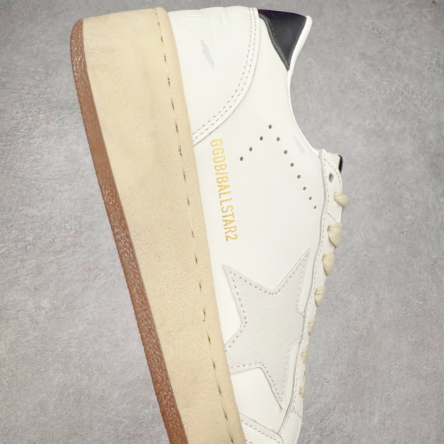 图片[6]-＃纯原 Golden Goose Super-Star GGDB 小脏鞋休闲时尚板鞋 设计有一种不修边幅的酷感 特意做旧彰显自由随性 百搭无挑剔 订制高端柔软皮革 纯手工制作压印Logo 手工刷洗上色打蜡 确保每一双鞋子的独一无二不管是版型还是材料和质感都已经大幅度的超越同市场其它版本 Super-Star运动鞋是Golden Goose的常绿植物 由于使用了创新的材料和饰面 它在每个季节都伴随着其系列 这款牛皮皮革模型的鞋跟饰有黑色皮革鞋跟 绒面革GGDB星星和金属宇样 标志性的复古外观 尺码：35/45-选品中心