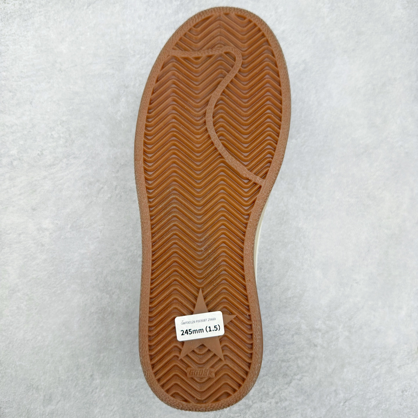 图片[9]-＃纯原 Golden Goose Super-Star GGDB 小脏鞋休闲时尚板鞋 设计有一种不修边幅的酷感 特意做旧彰显自由随性 百搭无挑剔 订制高端柔软皮革 纯手工制作压印Logo 手工刷洗上色打蜡 确保每一双鞋子的独一无二不管是版型还是材料和质感都已经大幅度的超越同市场其它版本 Super-Star运动鞋是Golden Goose的常绿植物 由于使用了创新的材料和饰面 它在每个季节都伴随着其系列 这款牛皮皮革模型的鞋跟饰有黑色皮革鞋跟 绒面革GGDB星星和金属宇样 标志性的复古外观 尺码：35/45-选品中心