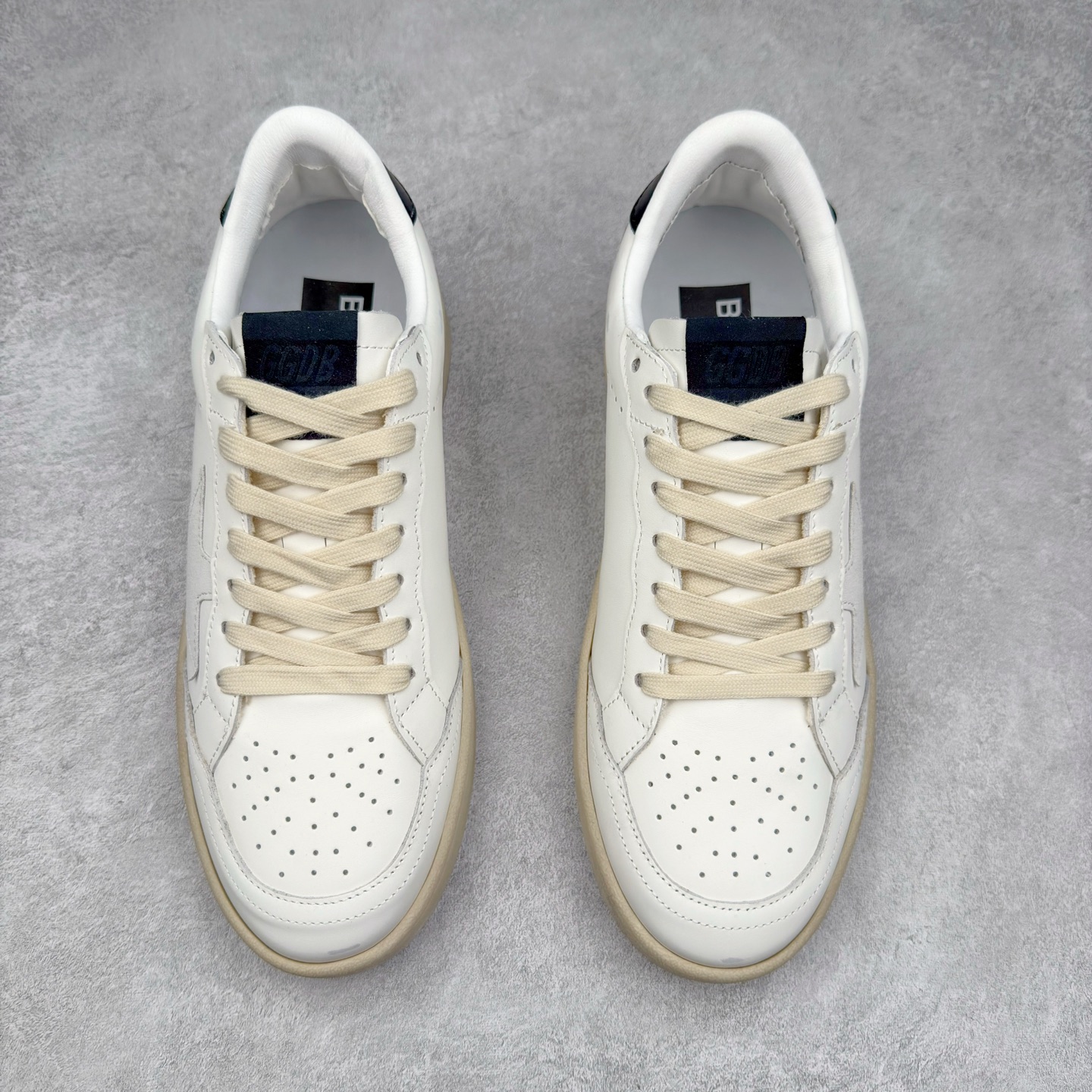 图片[2]-＃纯原 Golden Goose Super-Star GGDB 小脏鞋休闲时尚板鞋 设计有一种不修边幅的酷感 特意做旧彰显自由随性 百搭无挑剔 订制高端柔软皮革 纯手工制作压印Logo 手工刷洗上色打蜡 确保每一双鞋子的独一无二不管是版型还是材料和质感都已经大幅度的超越同市场其它版本 Super-Star运动鞋是Golden Goose的常绿植物 由于使用了创新的材料和饰面 它在每个季节都伴随着其系列 这款牛皮皮革模型的鞋跟饰有黑色皮革鞋跟 绒面革GGDB星星和金属宇样 标志性的复古外观 尺码：35/45-选品中心