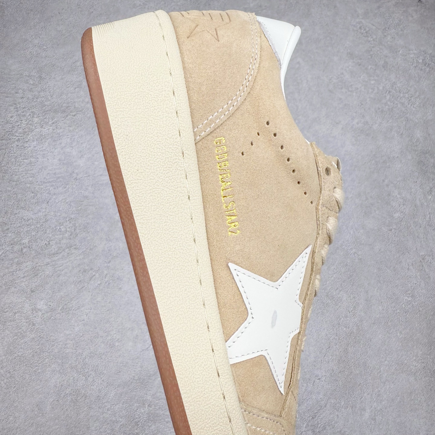 图片[6]-＃纯原 Golden Goose Super-Star GGDB 小脏鞋休闲时尚板鞋 设计有一种不修边幅的酷感 特意做旧彰显自由随性 百搭无挑剔 订制高端柔软皮革 纯手工制作压印Logo 手工刷洗上色打蜡 确保每一双鞋子的独一无二不管是版型还是材料和质感都已经大幅度的超越同市场其它版本 Super-Star运动鞋是Golden Goose的常绿植物 由于使用了创新的材料和饰面 它在每个季节都伴随着其系列 这款牛皮皮革模型的鞋跟饰有黑色皮革鞋跟 绒面革GGDB星星和金属宇样 标志性的复古外观 尺码：35/45-选品中心