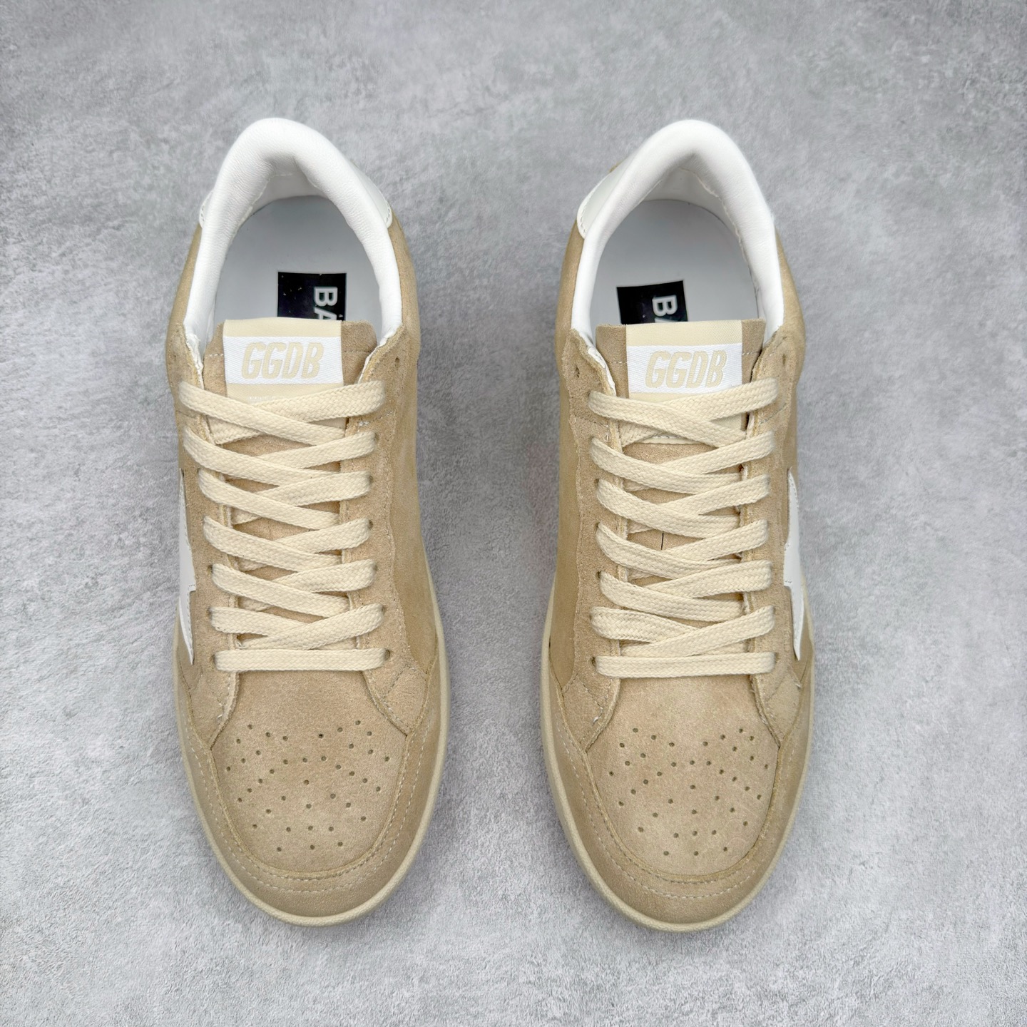 图片[2]-＃纯原 Golden Goose Super-Star GGDB 小脏鞋休闲时尚板鞋 设计有一种不修边幅的酷感 特意做旧彰显自由随性 百搭无挑剔 订制高端柔软皮革 纯手工制作压印Logo 手工刷洗上色打蜡 确保每一双鞋子的独一无二不管是版型还是材料和质感都已经大幅度的超越同市场其它版本 Super-Star运动鞋是Golden Goose的常绿植物 由于使用了创新的材料和饰面 它在每个季节都伴随着其系列 这款牛皮皮革模型的鞋跟饰有黑色皮革鞋跟 绒面革GGDB星星和金属宇样 标志性的复古外观 尺码：35/45-选品中心