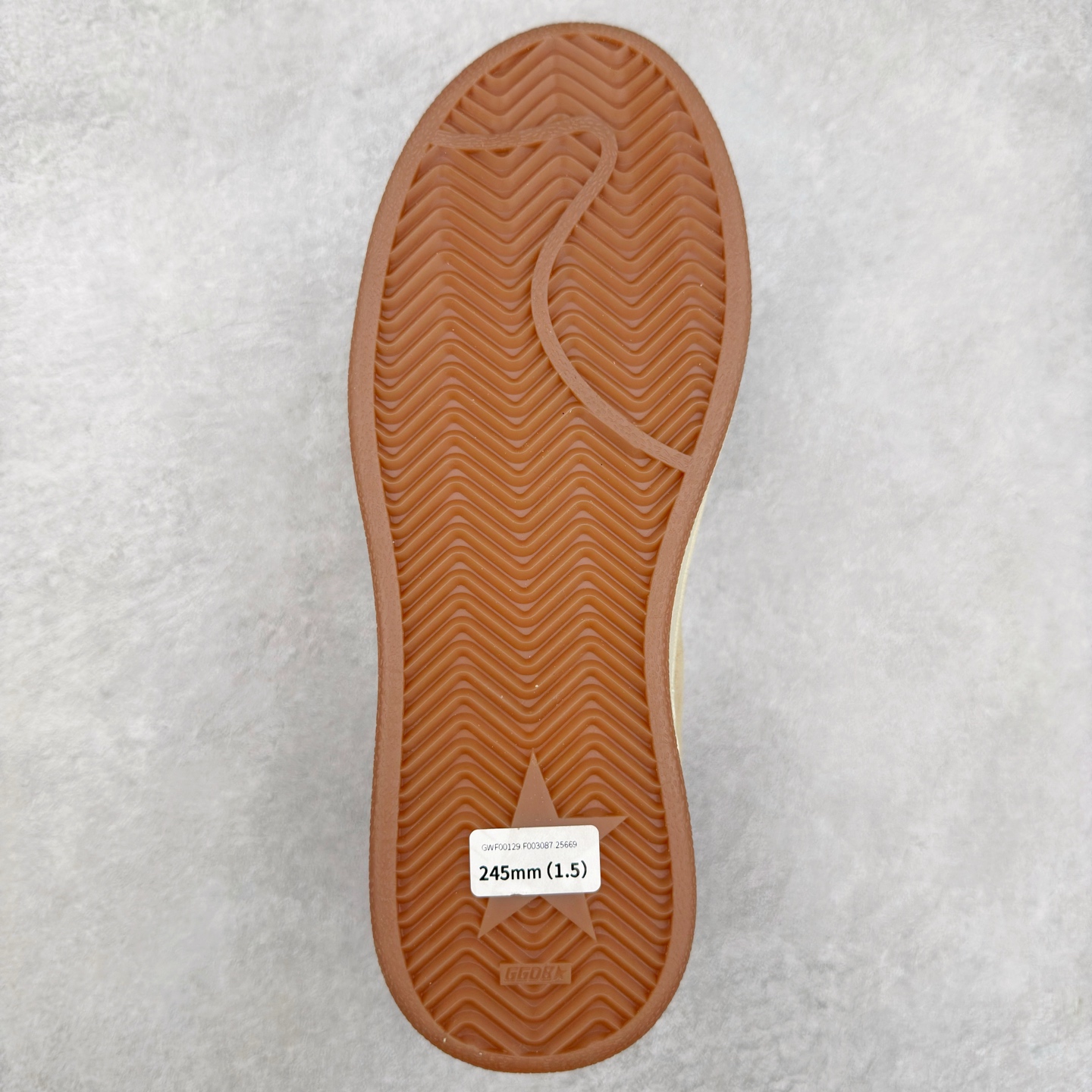 图片[9]-＃纯原 Golden Goose Super-Star GGDB 小脏鞋休闲时尚板鞋 设计有一种不修边幅的酷感 特意做旧彰显自由随性 百搭无挑剔 订制高端柔软皮革 纯手工制作压印Logo 手工刷洗上色打蜡 确保每一双鞋子的独一无二不管是版型还是材料和质感都已经大幅度的超越同市场其它版本 Super-Star运动鞋是Golden Goose的常绿植物 由于使用了创新的材料和饰面 它在每个季节都伴随着其系列 这款牛皮皮革模型的鞋跟饰有黑色皮革鞋跟 绒面革GGDB星星和金属宇样 标志性的复古外观 尺码：35/45-选品中心