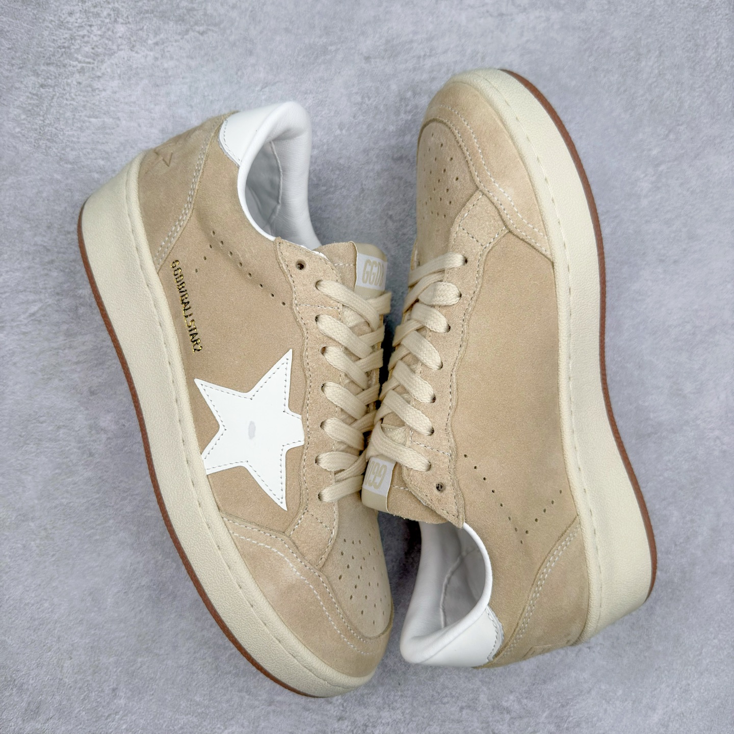 图片[3]-＃纯原 Golden Goose Super-Star GGDB 小脏鞋休闲时尚板鞋 设计有一种不修边幅的酷感 特意做旧彰显自由随性 百搭无挑剔 订制高端柔软皮革 纯手工制作压印Logo 手工刷洗上色打蜡 确保每一双鞋子的独一无二不管是版型还是材料和质感都已经大幅度的超越同市场其它版本 Super-Star运动鞋是Golden Goose的常绿植物 由于使用了创新的材料和饰面 它在每个季节都伴随着其系列 这款牛皮皮革模型的鞋跟饰有黑色皮革鞋跟 绒面革GGDB星星和金属宇样 标志性的复古外观 尺码：35/45-选品中心