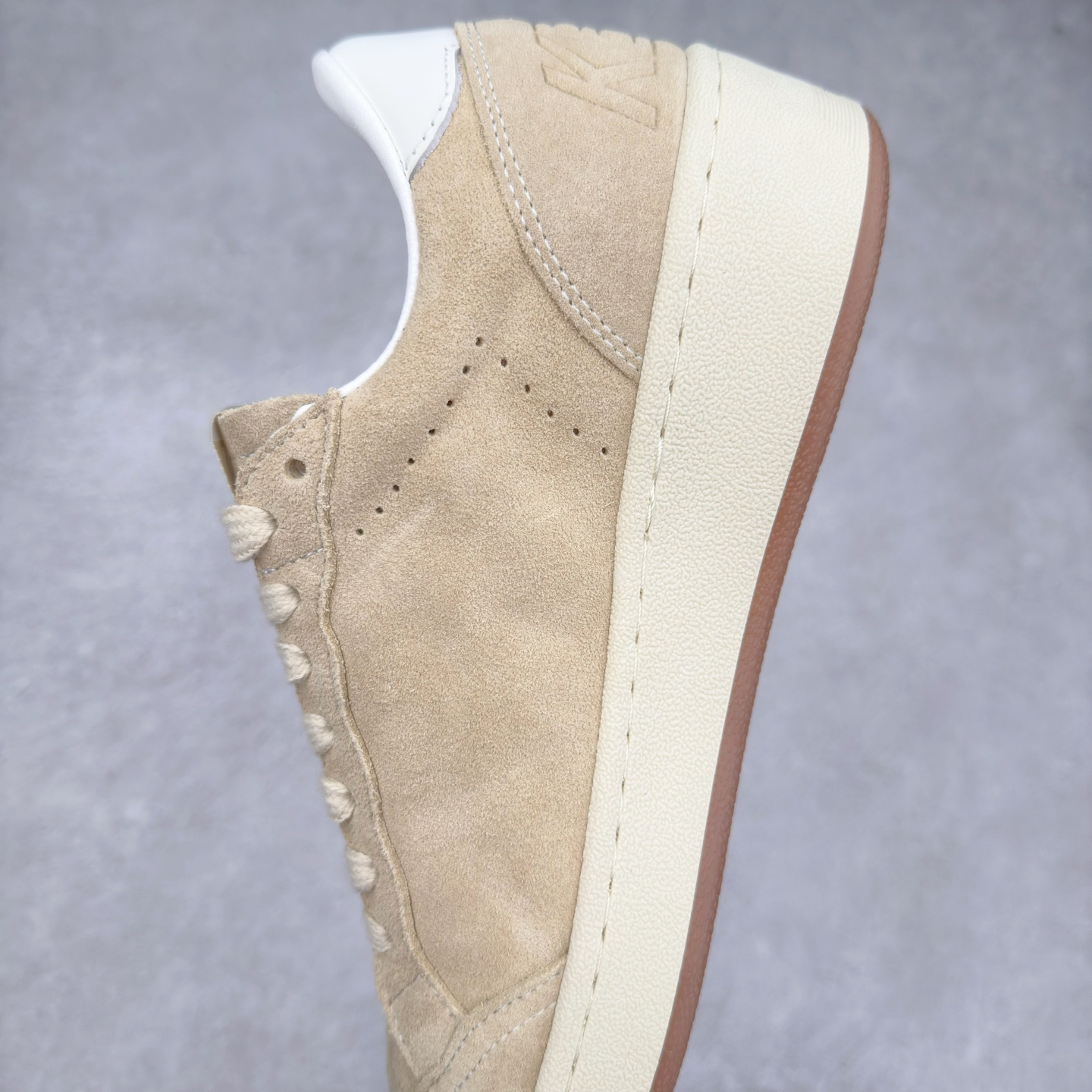 图片[7]-＃纯原 Golden Goose Super-Star GGDB 小脏鞋休闲时尚板鞋 设计有一种不修边幅的酷感 特意做旧彰显自由随性 百搭无挑剔 订制高端柔软皮革 纯手工制作压印Logo 手工刷洗上色打蜡 确保每一双鞋子的独一无二不管是版型还是材料和质感都已经大幅度的超越同市场其它版本 Super-Star运动鞋是Golden Goose的常绿植物 由于使用了创新的材料和饰面 它在每个季节都伴随着其系列 这款牛皮皮革模型的鞋跟饰有黑色皮革鞋跟 绒面革GGDB星星和金属宇样 标志性的复古外观 尺码：35/45-选品中心