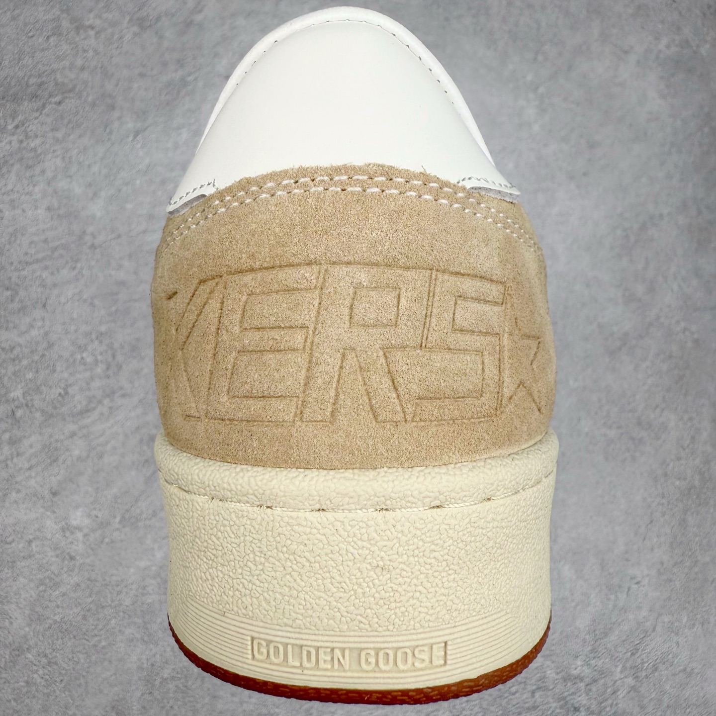 图片[8]-＃纯原 Golden Goose Super-Star GGDB 小脏鞋休闲时尚板鞋 设计有一种不修边幅的酷感 特意做旧彰显自由随性 百搭无挑剔 订制高端柔软皮革 纯手工制作压印Logo 手工刷洗上色打蜡 确保每一双鞋子的独一无二不管是版型还是材料和质感都已经大幅度的超越同市场其它版本 Super-Star运动鞋是Golden Goose的常绿植物 由于使用了创新的材料和饰面 它在每个季节都伴随着其系列 这款牛皮皮革模型的鞋跟饰有黑色皮革鞋跟 绒面革GGDB星星和金属宇样 标志性的复古外观 尺码：35/45-选品中心