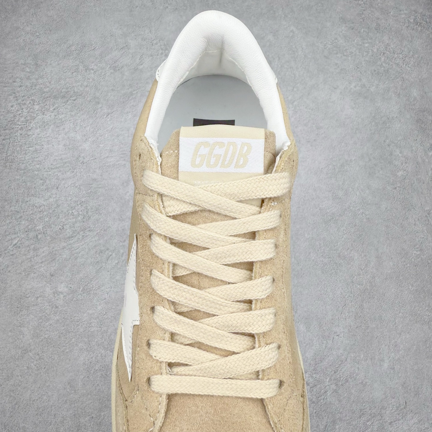 图片[5]-＃纯原 Golden Goose Super-Star GGDB 小脏鞋休闲时尚板鞋 设计有一种不修边幅的酷感 特意做旧彰显自由随性 百搭无挑剔 订制高端柔软皮革 纯手工制作压印Logo 手工刷洗上色打蜡 确保每一双鞋子的独一无二不管是版型还是材料和质感都已经大幅度的超越同市场其它版本 Super-Star运动鞋是Golden Goose的常绿植物 由于使用了创新的材料和饰面 它在每个季节都伴随着其系列 这款牛皮皮革模型的鞋跟饰有黑色皮革鞋跟 绒面革GGDB星星和金属宇样 标志性的复古外观 尺码：35/45-选品中心