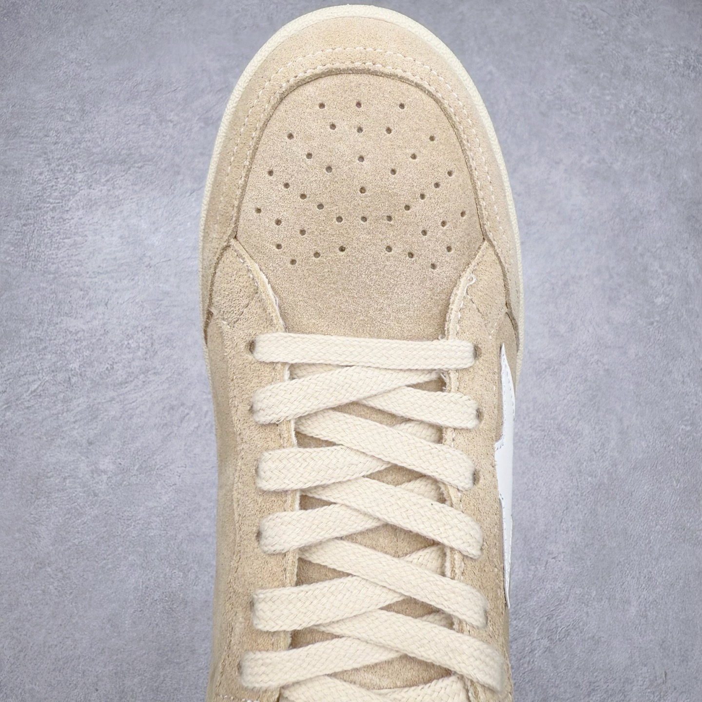 图片[4]-＃纯原 Golden Goose Super-Star GGDB 小脏鞋休闲时尚板鞋 设计有一种不修边幅的酷感 特意做旧彰显自由随性 百搭无挑剔 订制高端柔软皮革 纯手工制作压印Logo 手工刷洗上色打蜡 确保每一双鞋子的独一无二不管是版型还是材料和质感都已经大幅度的超越同市场其它版本 Super-Star运动鞋是Golden Goose的常绿植物 由于使用了创新的材料和饰面 它在每个季节都伴随着其系列 这款牛皮皮革模型的鞋跟饰有黑色皮革鞋跟 绒面革GGDB星星和金属宇样 标志性的复古外观 尺码：35/45-选品中心