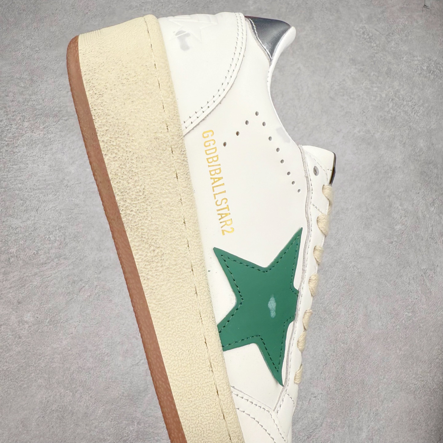 图片[6]-＃纯原 Golden Goose Super-Star GGDB 小脏鞋休闲时尚板鞋 设计有一种不修边幅的酷感 特意做旧彰显自由随性 百搭无挑剔 订制高端柔软皮革 纯手工制作压印Logo 手工刷洗上色打蜡 确保每一双鞋子的独一无二不管是版型还是材料和质感都已经大幅度的超越同市场其它版本 Super-Star运动鞋是Golden Goose的常绿植物 由于使用了创新的材料和饰面 它在每个季节都伴随着其系列 这款牛皮皮革模型的鞋跟饰有黑色皮革鞋跟 绒面革GGDB星星和金属宇样 标志性的复古外观 尺码：35/45-选品中心