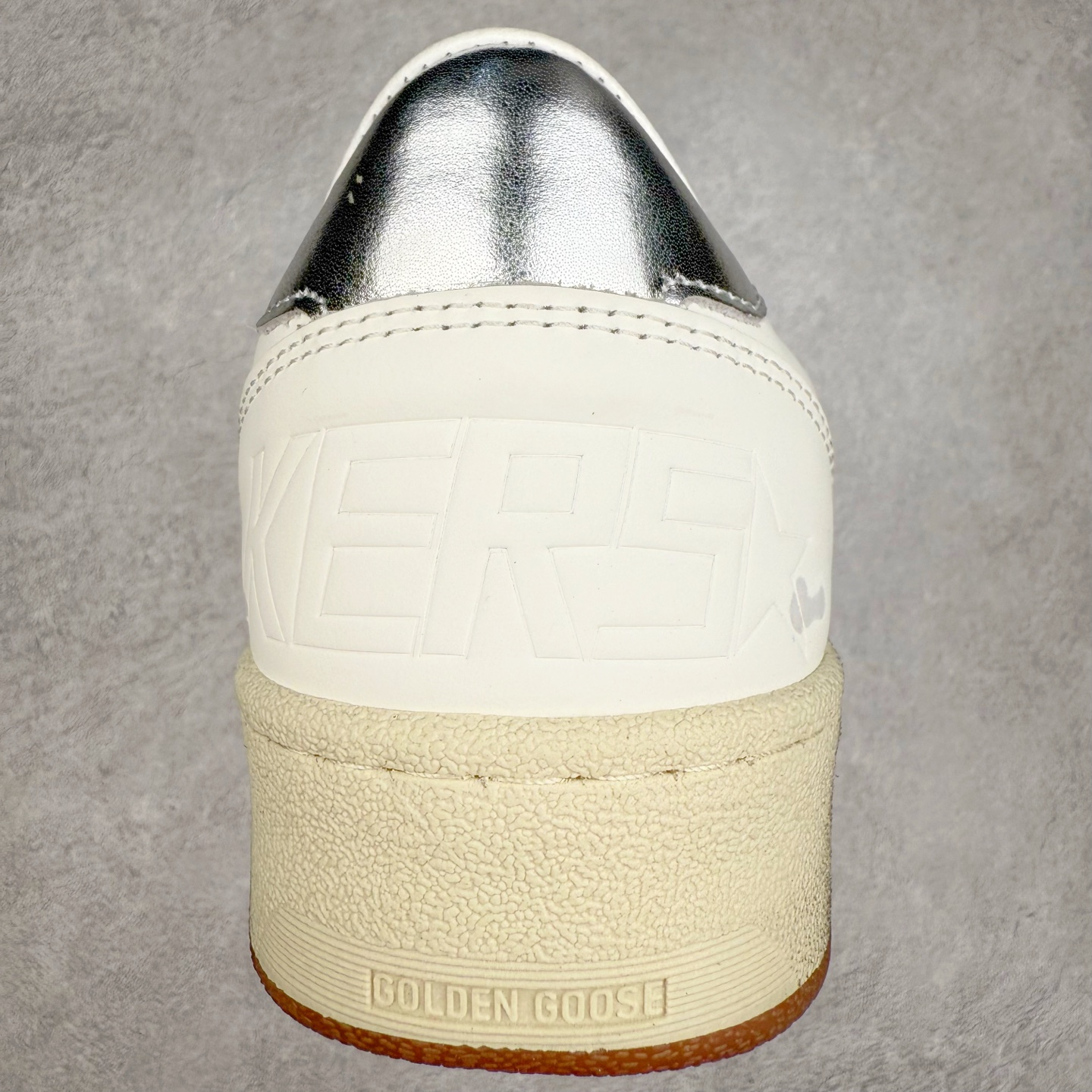 图片[8]-＃纯原 Golden Goose Super-Star GGDB 小脏鞋休闲时尚板鞋 设计有一种不修边幅的酷感 特意做旧彰显自由随性 百搭无挑剔 订制高端柔软皮革 纯手工制作压印Logo 手工刷洗上色打蜡 确保每一双鞋子的独一无二不管是版型还是材料和质感都已经大幅度的超越同市场其它版本 Super-Star运动鞋是Golden Goose的常绿植物 由于使用了创新的材料和饰面 它在每个季节都伴随着其系列 这款牛皮皮革模型的鞋跟饰有黑色皮革鞋跟 绒面革GGDB星星和金属宇样 标志性的复古外观 尺码：35/45-选品中心