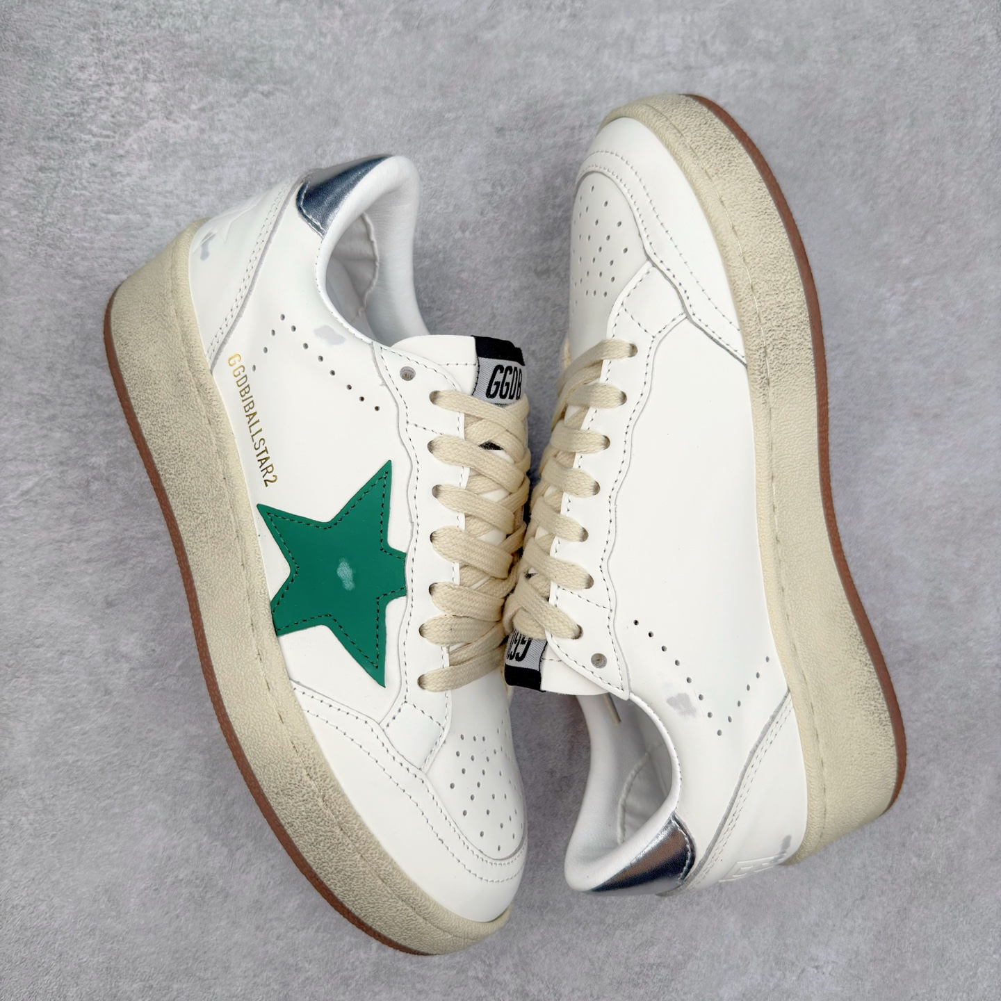 图片[3]-＃纯原 Golden Goose Super-Star GGDB 小脏鞋休闲时尚板鞋 设计有一种不修边幅的酷感 特意做旧彰显自由随性 百搭无挑剔 订制高端柔软皮革 纯手工制作压印Logo 手工刷洗上色打蜡 确保每一双鞋子的独一无二不管是版型还是材料和质感都已经大幅度的超越同市场其它版本 Super-Star运动鞋是Golden Goose的常绿植物 由于使用了创新的材料和饰面 它在每个季节都伴随着其系列 这款牛皮皮革模型的鞋跟饰有黑色皮革鞋跟 绒面革GGDB星星和金属宇样 标志性的复古外观 尺码：35/45-选品中心